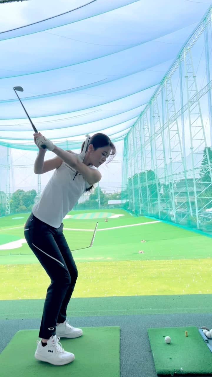 高橋としみのインスタグラム：「先日の練習動画🏌️‍♀️ やっぱり動画はわかりやすいね！ なんでこうも短期間でスウィング変わるのかしら💦  早く練習行きたい！！！  ウェア似合うって褒めてもらった😊 全身　@oakleyjapan ✨✨  オークリーショップ https://www.oakley.com/ja-jp/category/golf-gear GDOゴルフショップ https://shop.golfdigest.co.jp/newshop/f/genre_001015_mkr_00225?contentsid=ladieswear-brandlist/?car=inf #PR#オークリー#オークリーゴルフ#オークリーレディース#オークリーレディス#ゴルフ#ゴルフ女子#ゴルフスウィング#ゴルフ好きと繋がりたい #golf」