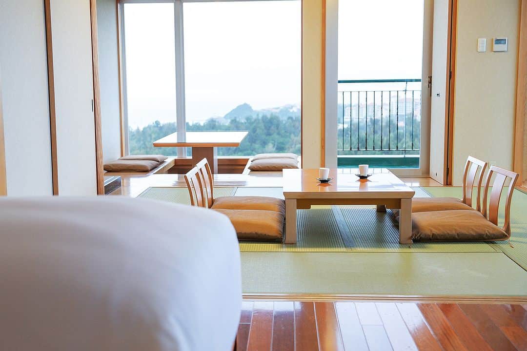 Okinawa Marriott Resort & Spa 【公式】のインスタグラム：「スタンダートが、全室オーシャンビュー。  当ホテルで最もスタンダードなお部屋 「スーペリアルーム」は、 全室オーシャンビューという 沖縄らしさ満点のロケーション。  ツインと、最大6名で宿泊できる 和洋室のファミリールームを完備しているので、 幅広い世代でご利用いただけます。  お部屋について詳しくは、 @okinawa.oriental.hotel プロフィールから ウェブサイトをご確認ください。  All of our rooms have an ocean view.  Our hotel is located in the perfect location in Okinawa to have a view of the ocean from all of the rooms. The most basic room at our hotel is the Superior Room. There are both twin rooms and also Japanese-Western style family rooms that can accommodate up to 6 people. It is a perfect room to share with large families or 2 to 3 generations of family members.   #沖縄ホテルオーシャンビュー #沖縄ホテル和室   #ファミリールーム沖縄 #沖縄家族ホテル   #子連れ沖縄ホテル #沖縄家族旅行おすすめホテル   #沖縄子連れ人気ホテル  #沖縄 #okinawa #やんばる #yanbaru  #沖縄旅行 #okinawatrip #沖縄観光 #名護  #沖縄大好き #家族旅 #女子旅  #女子旅行 #夫婦旅行 #記念日旅行  #沖縄ホテル #リゾートホテル  #オリエンタルホテル沖縄 #orientalhotelokinawa  #オリエンタルホテル #orientalhotel #ikyu_travel #funnightatresort」