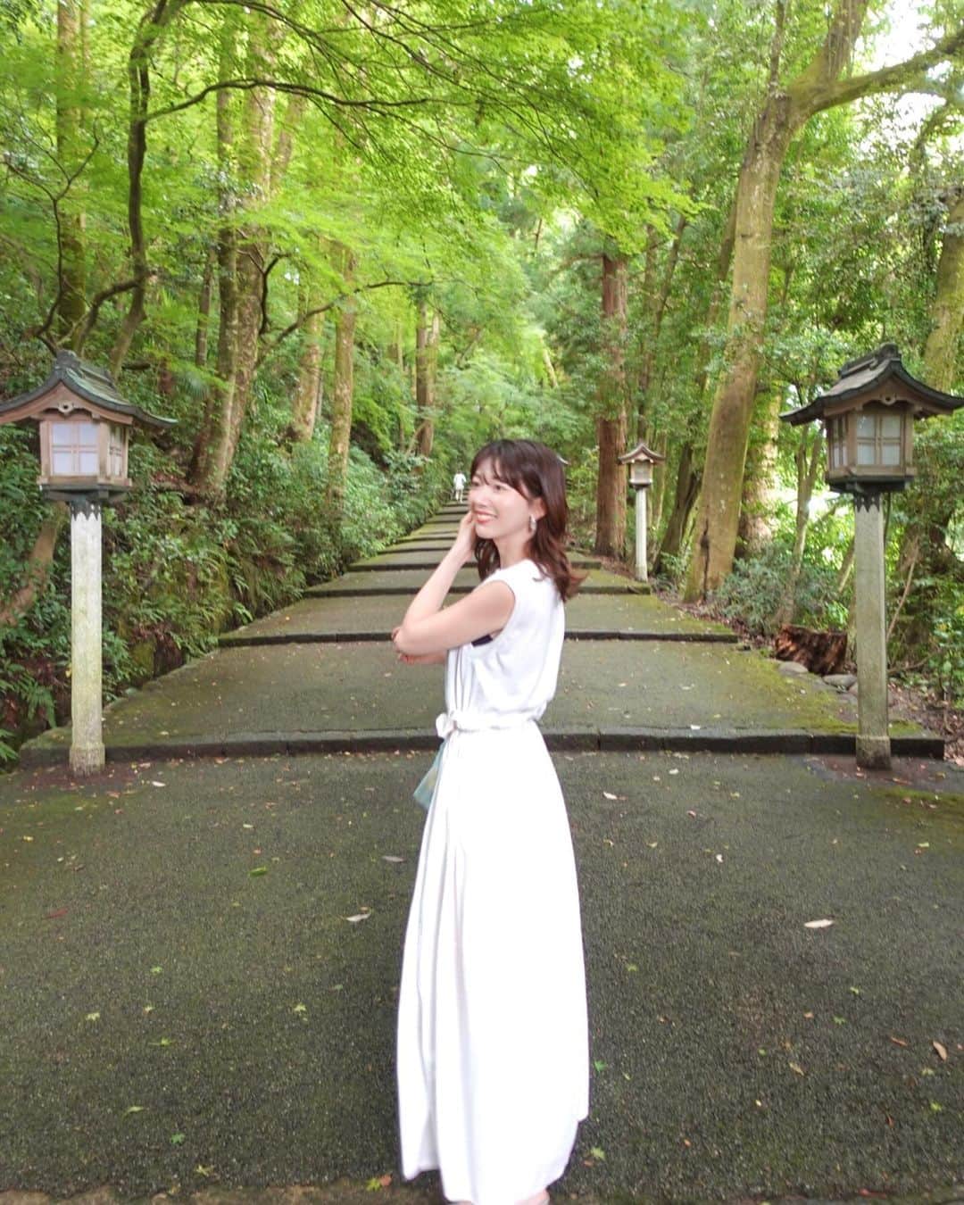 的場絢香さんのインスタグラム写真 - (的場絢香Instagram)「⛩️ ⁡ 白山比咩神社へ。 ⁡ 梅雨の時期の白山さんの表参道は 緑がより濃くて気持ち良い~🍃 この時期だけの茅の輪守いただきました！ ⁡ 白山さんの茅の輪は 7月9日まで設置されているそう。 (わたし行った時はまだくぐれなかったので また日を改めていこうと思ってます。) ⁡ 帰りに越原甘清堂さんの 氷室まんじゅうもget！ 麦まんじゅうで色によって味も違うの！ ⁡ 2023年も半分が過ぎたのね。 早いなぁ~ 残り半年も皆さんが健康に過ごせますように♡ ⁡ _ _ _ #白山比咩神社 #石川県」6月30日 18時18分 - ayaka_matoba