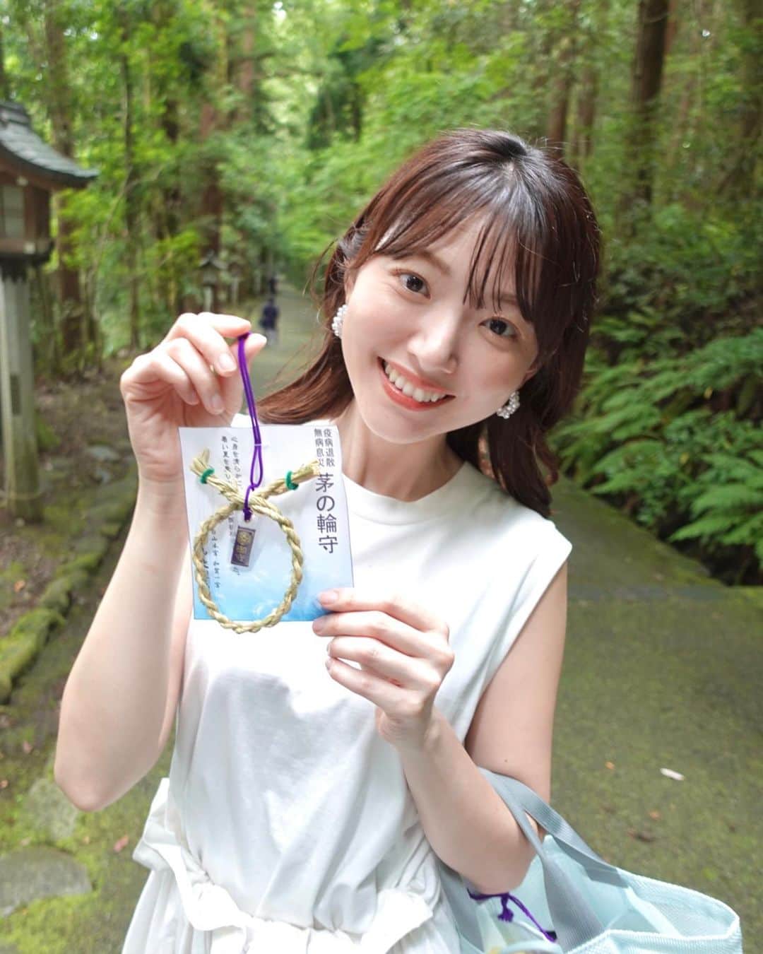 的場絢香さんのインスタグラム写真 - (的場絢香Instagram)「⛩️ ⁡ 白山比咩神社へ。 ⁡ 梅雨の時期の白山さんの表参道は 緑がより濃くて気持ち良い~🍃 この時期だけの茅の輪守いただきました！ ⁡ 白山さんの茅の輪は 7月9日まで設置されているそう。 (わたし行った時はまだくぐれなかったので また日を改めていこうと思ってます。) ⁡ 帰りに越原甘清堂さんの 氷室まんじゅうもget！ 麦まんじゅうで色によって味も違うの！ ⁡ 2023年も半分が過ぎたのね。 早いなぁ~ 残り半年も皆さんが健康に過ごせますように♡ ⁡ _ _ _ #白山比咩神社 #石川県」6月30日 18時18分 - ayaka_matoba