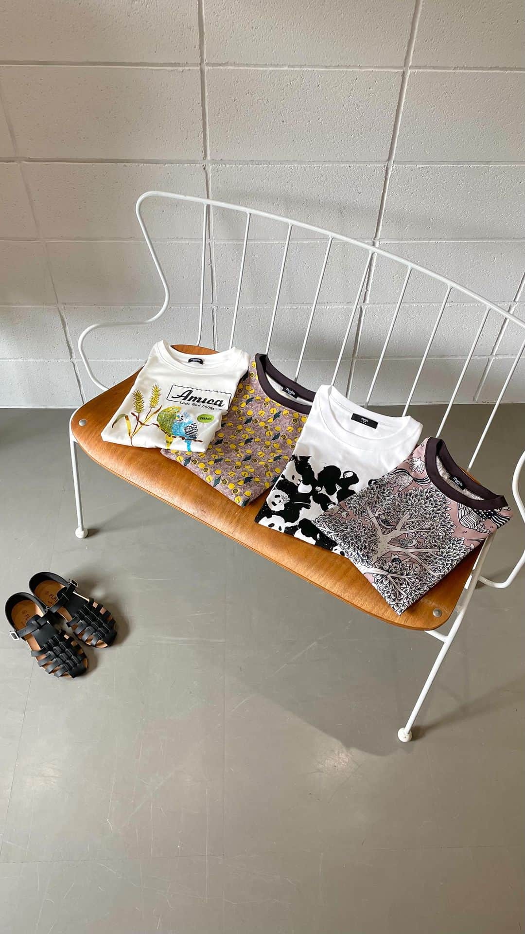marbleSUD(マーブルシュッド) のインスタグラム：「オススメTシャツ紹介！  marble SUD ではこの夏ぴったりな着心地の良いTシャツを多数取り揃えています✨  鳥やパンダなどユニークな柄が目を引く 他にはないデザインのものばかりです！  ぜひチェックしてみてくださいね！  ① EMB Bird Food S/S TEE : ¥ 9,350  コットンローン ギャザーSkirt : ¥ 15,950   ②ざくろ(カットソー) S/S TEE : ¥ 14,850  リネンレーヨン ハカマPT : ¥ 15,950   ③PANDA BIG TEE : ¥ 6,930  ポリナイロン WIDE PT : ¥ 14,850   ④私と小鳥と鈴と S/S TEE : ¥ 14,850  タイプライター コクーンPT : ¥ 16,500   ※全て税込価格」
