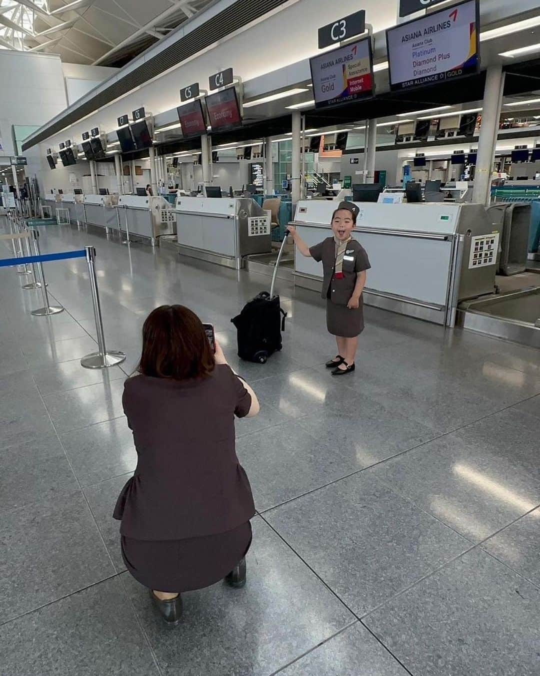 アシアナ航空日本地域公式アカウントさんのインスタグラム写真 - (アシアナ航空日本地域公式アカウントInstagram)「🛫 かわいいクルーを発見！？  ┈┈┈┈┈┈┈┈┈┈ 名古屋から仁川までのOZ121にて、かわいいクルーに出会いました😊  お母さま（IG  @mayannagoyan）が手作りでアシアナ航空クルーの制服を作ってくださったようです！ とても手先が器用でいらっしゃいますよね！  クルーと撮った写真は皆さんにお見せできないのですが、、、 クルー、スタッフ一同メロメロでした💜 またのご搭乗、心よりお待ちしております！  📌 7月2日から名古屋↔仁川路線増便！ 毎日運航中の OZ122 / OZ121 に加えて午後の便 ""OZ124 / OZ123"" （曜日運航）が増えます✨  7月28日からは毎日2便の運航が決定！ 詳しくは公式HPをご覧ください！  📷 @mayannagoyan   ┈┈┈┈┈┈┈┈┈┈   ✈️アシアナ航空日本地域公式アカウント 　　　　@asiana.jp_official  ・知っておきたい韓国旅行情報 ・韓国おすすめスポット ・韓国おすすめグルメ など発信していきます！  ぜひフォローしてください🇰🇷  ┈┈┈┈┈┈┈┈┈┈   #アシアナ航空 #韓国旅行 #韓国 #asiana　#韓国旅行記 #韓国旅行計画中 #韓国旅行情報 #韓国旅行🇰🇷 #韓国行きたい」6月30日 19時00分 - asiana.jp_official