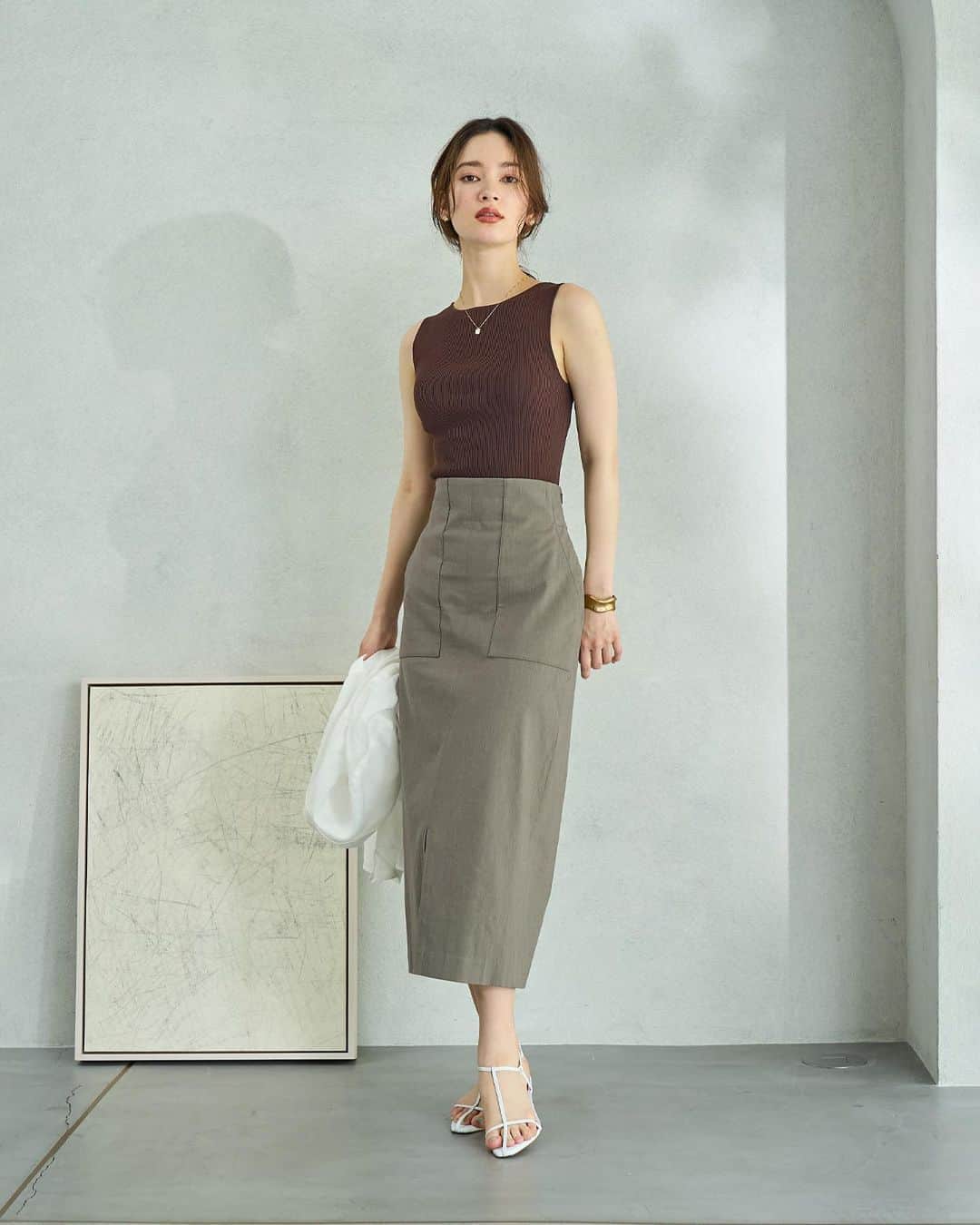 ロペのインスタグラム：「-URBAN SUMMER ELEGANCE- ⁡ 抜け感ある夏コーデには、華やかなシルエットと柄でエレガントに魅せて。 太陽の光を味方につけて、輝く夏の大人の着こなしを楽しんで。 ⁡ J'aDoRe JUN ONLINEでご購入いただけます。 ⁡ ⁡ ⁡ @rope_jp @jadorejunonline #通勤コーデ #オフィスカジュアル #大人カジュアル #リラックスコーデ #夏コーデ #夏カラー #ロペ #ROPÉ #ropejp」