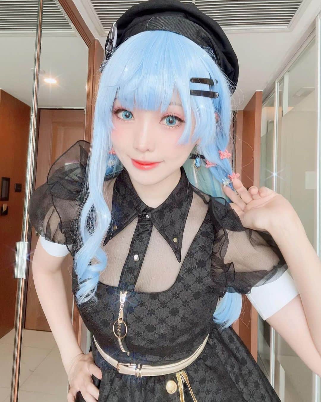 Elyのインスタグラム：「#CAF2023 day 1💙 Sui sui today ✨ Can’t  wait to meet you all ☄️ 📍15:00 Cheki time at GF:Cheki & Autograph Area  今天是新髮型的慧慧～💙」