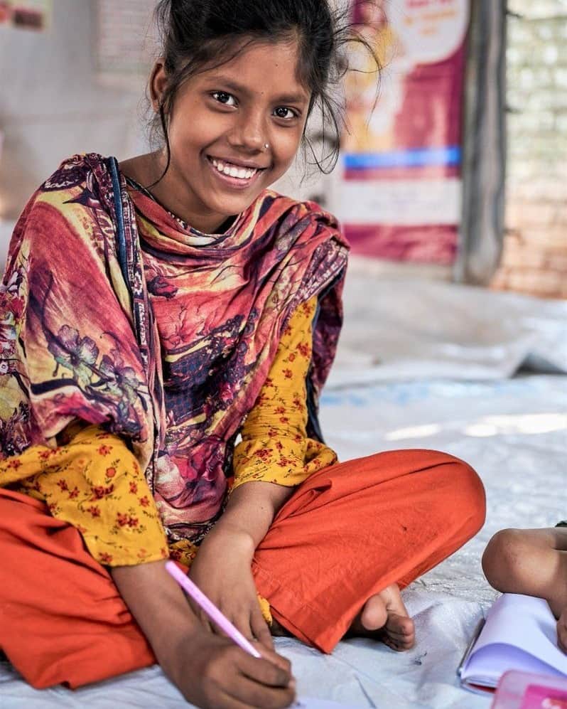 unicefのインスタグラム：「Poverty forced 12-year-old Sabina from Bangladesh to drop out of school but her thirst for knowledge remains.  She finds joy in visiting a UNICEF-supported child protection hub, where she gets to learn and have fun.  Sabina's dream is to complete her education and support her family. #LetMeLearn  © UNICEF Bangladesh/2022/Sujan」