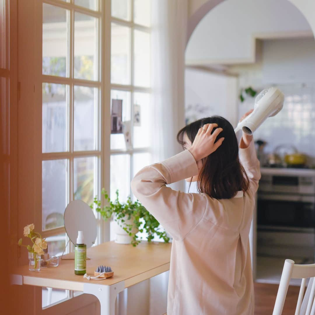 北欧、暮らしの道具店さんのインスタグラム写真 - (北欧、暮らしの道具店Instagram)「週1回のご自愛タイムで気分もすっきり。お家で簡単にできる本格スカルプケア  - - - - - - - - - - - -  蒸れ・匂い・ベタつき。 汗ばむ季節の訪れとともに 気になり始める「頭皮ケア」。  せっかく始めるなら、簡単なステップで 普段のお手入れの延長でできるもの。 香りが良く、肌にやさしい成分で できているものを選びたいと考えました。  ご紹介するのは「WELEDA（ヴェレダ）」の ヘッドスパクレンジング。  この1本の中に汚れを落とす成分と、 頭皮の健やかさを保つ保湿成分が入っているから、 シャンプーやコンディショナーが不要なんです。  香りはローズマリーを基調としたハーブの香り。 メントールが入っているので すすいだ後にスーッとしますが、 強い刺激はありません。 あと残りしないので、季節に関わらず お使いいただけますよ。  使い方も単純明快。 ペーストを頭皮に塗布しながら マッサージをして洗い流すだけなんです。  ちょっと贅沢なスカルプクレンジングを、 暮らしのお楽しみの一つとして ご愛用いただけたら嬉しいです。 . ーーー 掲載のアイテムはこちら▼ ーーー . ☑︎WELEDA / ローズマリー スカルプクレンジング . ▶︎ プロフィールのリンクから、お値段・サイズなど詳しい情報をご覧いただけますよ。→@hokuoh_kurashi . #WELEDA #ヴェレダ#スカルプクレンジング#ローズマリースカルプクレンジング#ヘッドスパブラシ#ヘッドスパ#頭皮ケア#ヘアケア#バスグッズ#お風呂#シンプル#シンプルライフ#シンプルデザイン#暮らしを楽しむ#日々の暮らし#北欧#暮らし#北欧暮らしの道具店」6月30日 13時01分 - hokuoh_kurashi