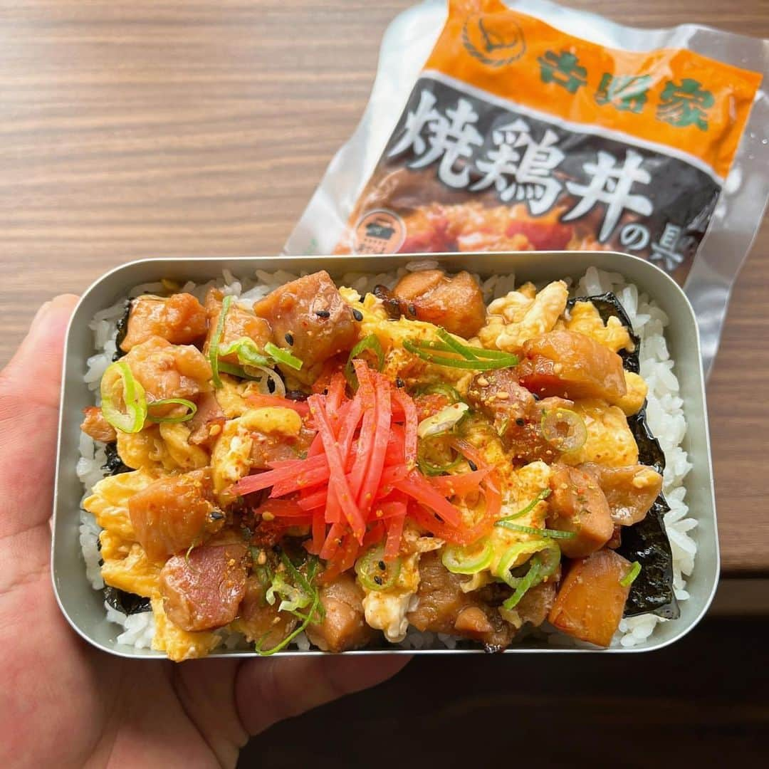 吉野家さんのインスタグラム写真 - (吉野家Instagram)「最強の組み合わせ😋《焼鶏卵丼弁当》  📣 @icchi_hiro さんの投稿をご紹介！！ ぜひ参考にしてくださいね💗  ----  おはようございます☔️  #今日のお弁当 は @yoshinoya_co_jp 様から #焼鶏丼の具 をいただいたのでお久しぶりに #焼鶏卵丼 弁当🍱🍙  卵は白だしとマヨで味付けして先に焼いておいて焼鳥丼の具を焼き目がつくくらい炒めーの  炒り卵を焼鶏丼の具のプールへ…  ドーーーーーーーンッ（キャシー塚本風）  仕上げに紅生姜、ネギ、柚子七味パラパラ🫳  味の染み込んだ鶏肉…だし巻き卵の味付けした炒り卵…の下には海苔…美味い以外無いヤツ完成🤤  昼飯が楽しみすぎる🤤  本日嫁氏休みで小学校の授業参観… の予定が…娘氏熱🤒←  入学式、授業参観もタイミング悪すぎやろ🤣 先週の息子の風邪が移ったんやろなー。  今日は大好きなチョコのアイス買って帰ろ😉← #娘には甘い俺  では本日も皆様ご安全に⛑️🦺  ～～～～～～～～～～～～～～～～～～～～～～～  #おうち吉野家 は忙しいママとパパの味方！  皆さんの#おうち吉野家 を使ったレシピをご紹介中🍀 吉野家冷凍食品でカンタンおいしいごはんを楽しもう♪ 定期便注文する人が急増中！のおうち吉野家を ぜひ公式サイトよりお買い求めください☺  公式サイトはプロフィールURLから🔽 @yoshinoya_co_jp  ～～～～～～～～～～～～～～～～～～～～～～～  #おうち吉野家 #吉野家 #yoshinoya  #吉野家冷凍親子丼の具 #おうちごはん #時短レシピ #簡単レシピ #アレンジレシピ #冷凍食品 #今日のおかず #お弁当 #わっぱ弁当 #手作り弁当」6月30日 12時53分 - yoshinoya_co_jp