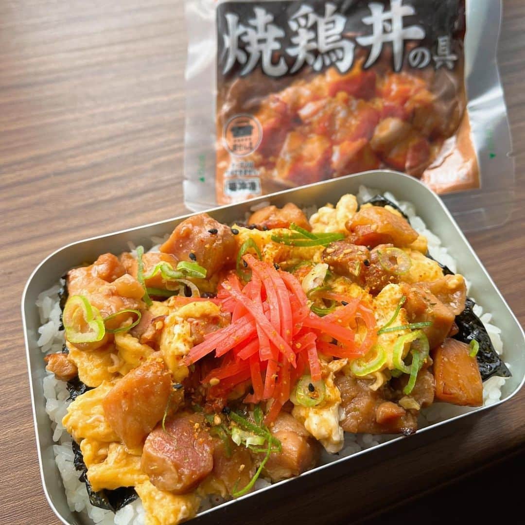 吉野家さんのインスタグラム写真 - (吉野家Instagram)「最強の組み合わせ😋《焼鶏卵丼弁当》  📣 @icchi_hiro さんの投稿をご紹介！！ ぜひ参考にしてくださいね💗  ----  おはようございます☔️  #今日のお弁当 は @yoshinoya_co_jp 様から #焼鶏丼の具 をいただいたのでお久しぶりに #焼鶏卵丼 弁当🍱🍙  卵は白だしとマヨで味付けして先に焼いておいて焼鳥丼の具を焼き目がつくくらい炒めーの  炒り卵を焼鶏丼の具のプールへ…  ドーーーーーーーンッ（キャシー塚本風）  仕上げに紅生姜、ネギ、柚子七味パラパラ🫳  味の染み込んだ鶏肉…だし巻き卵の味付けした炒り卵…の下には海苔…美味い以外無いヤツ完成🤤  昼飯が楽しみすぎる🤤  本日嫁氏休みで小学校の授業参観… の予定が…娘氏熱🤒←  入学式、授業参観もタイミング悪すぎやろ🤣 先週の息子の風邪が移ったんやろなー。  今日は大好きなチョコのアイス買って帰ろ😉← #娘には甘い俺  では本日も皆様ご安全に⛑️🦺  ～～～～～～～～～～～～～～～～～～～～～～～  #おうち吉野家 は忙しいママとパパの味方！  皆さんの#おうち吉野家 を使ったレシピをご紹介中🍀 吉野家冷凍食品でカンタンおいしいごはんを楽しもう♪ 定期便注文する人が急増中！のおうち吉野家を ぜひ公式サイトよりお買い求めください☺  公式サイトはプロフィールURLから🔽 @yoshinoya_co_jp  ～～～～～～～～～～～～～～～～～～～～～～～  #おうち吉野家 #吉野家 #yoshinoya  #吉野家冷凍親子丼の具 #おうちごはん #時短レシピ #簡単レシピ #アレンジレシピ #冷凍食品 #今日のおかず #お弁当 #わっぱ弁当 #手作り弁当」6月30日 12時53分 - yoshinoya_co_jp