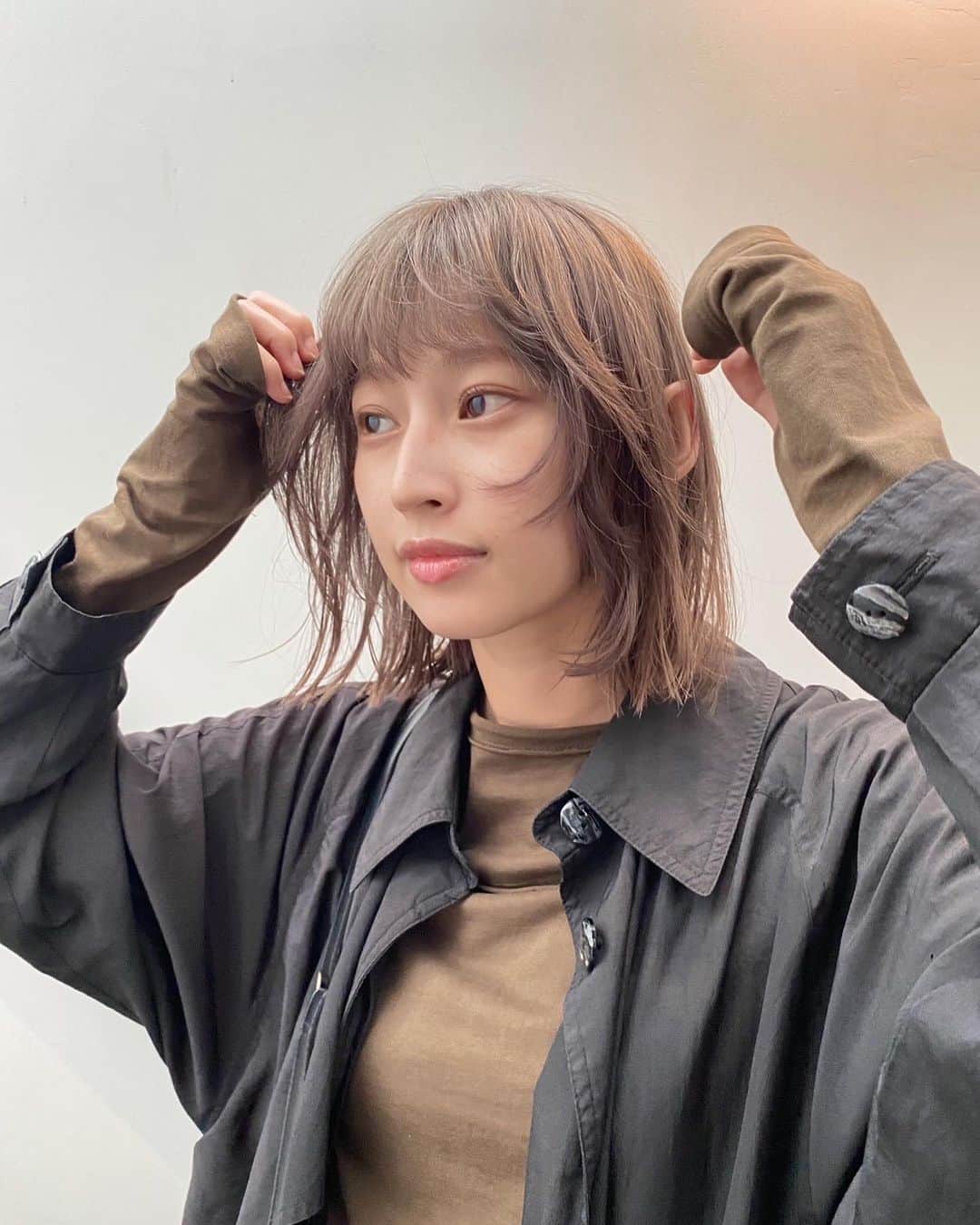 中尾有伽さんのインスタグラム写真 - (中尾有伽Instagram)「ちょっと前だけど、みずきちゃんに髪の毛やってもらいました❤️‍🔥  イメージはシベリアンハスキーみたいなかっこよくてかわいいやんちゃな大きい犬🐕  顔回りつくって、奇抜なヘアカラーに飽きてきたのでまろやかなグレーっぽい色にしてもらった！ 来月になったらもっとシベリアンハスキーっぽくしたい❤️‍🔥」6月30日 13時00分 - yuuka_nakao