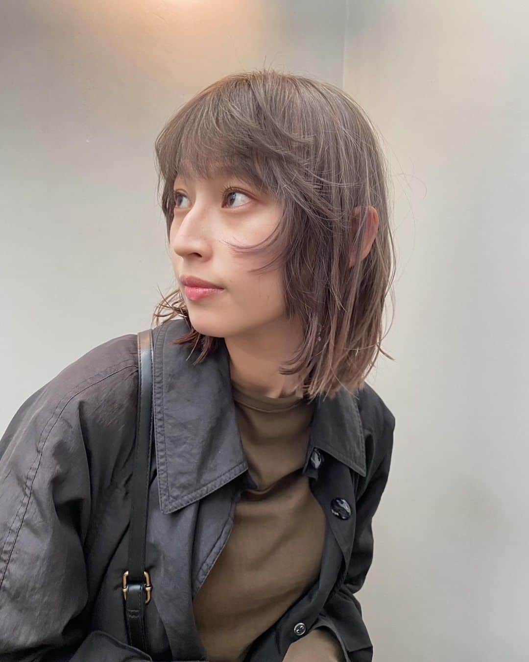 中尾有伽のインスタグラム：「ちょっと前だけど、みずきちゃんに髪の毛やってもらいました❤️‍🔥  イメージはシベリアンハスキーみたいなかっこよくてかわいいやんちゃな大きい犬🐕  顔回りつくって、奇抜なヘアカラーに飽きてきたのでまろやかなグレーっぽい色にしてもらった！ 来月になったらもっとシベリアンハスキーっぽくしたい❤️‍🔥」