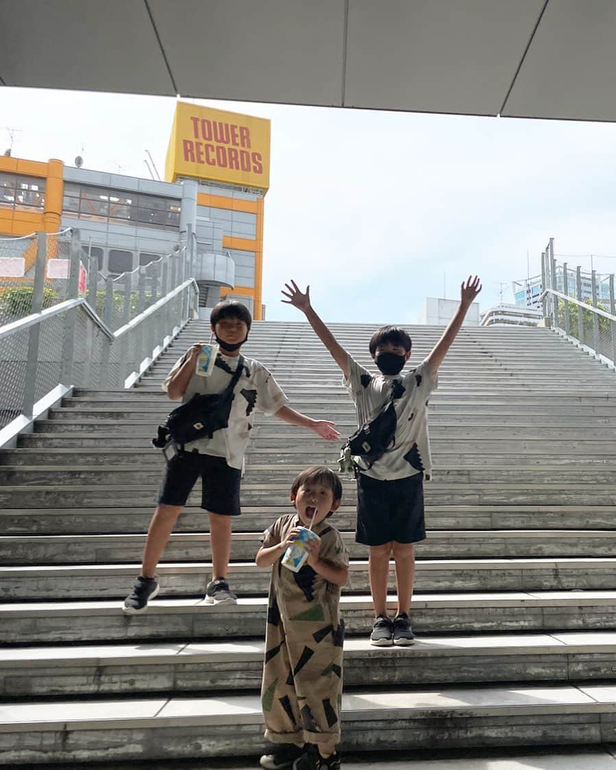 のインスタグラム：「3人とも 完全復活🥺🫶🏻🌈  本当は今週👦🏻👦🏻がめちゃくちゃ楽しみにしていた 1泊2日の 移動教室🚌が あったんだけど… まさかの その日に限って 2人揃って お熱😭えーん 行きたかったって めっちゃ泣いてて 可哀想すぎた😭  来年の修学旅行は、絶対行けますように笑🥺🫶🏻🌈  今、夏風邪が本当に流行ってるみたいだから、皆さんも 気をつけてね⚠️」