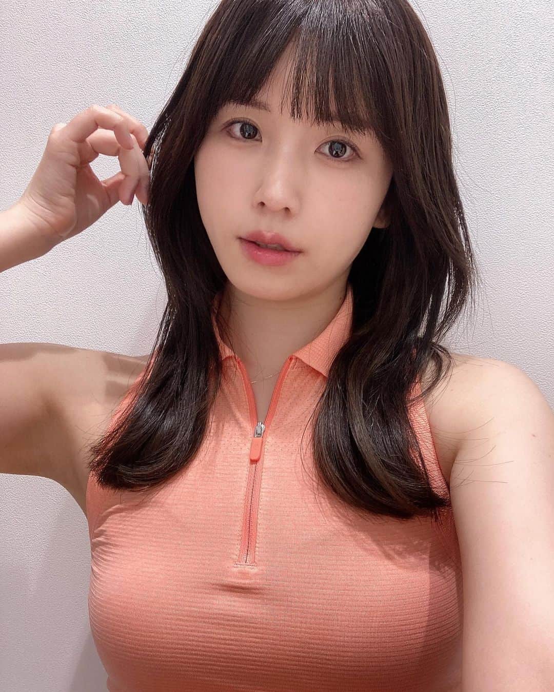のインスタグラム：「@lululemonjp お気に入りのウェアです🧡😚🫶  6月も今日で終わり、ですねぇ  ‪‪今月は時間があったから出来れば「週三でトレーニング頑張る！」と目標を立てていたのですが、あ、あくまで出来ればね、、、  出来ました✌️💫ふふふ  よくトレーニングしてることをSNSに書くと「むきむきになってしまうのでは？！」と心配されるのですが、 安心してください、なりたくてもなれないものです〜🤣  私は身体のバランス、スタイルを整えたくて頑張ってます🤲  これからもぼちぼち頑張ろ〜う☺️💗  #lululemon #トレーニングウェア #トレーニング女子 #fitness #gym #training #workout  #portrait #japanesegirl #ig_japan #followme #bodymake #健康美 #彼女 #日本的 #道重佐保 #michishigesaho」