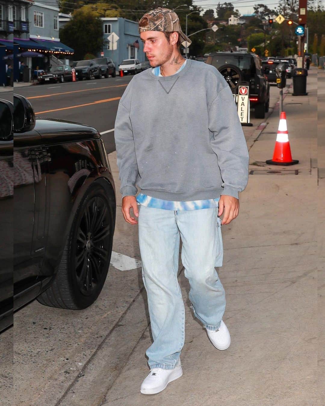 Just Jaredさんのインスタグラム写真 - (Just JaredInstagram)「Hailey and Justin Bieber twinned in matching gray sweaters while out on a date tonight in Santa Monica. We've got more pics over at JustJared.com! #JustinBieber #HaileyBieber Photos: Backgrid」6月30日 13時03分 - justjared