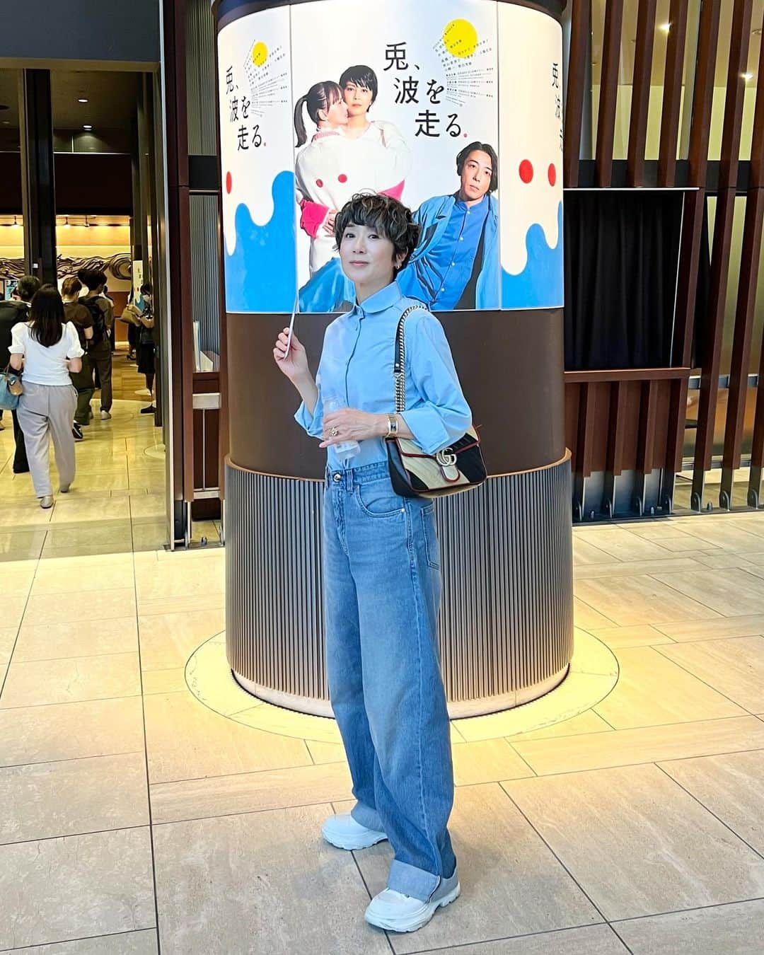 黒田知永子のインスタグラム：「. 蒸し暑いですね〜なんだかまだ身体がついていけない😰疲れます… 昨日は舞台を観に。 「なんともいたたまれない不条理」に絡まる人たち…胸が苦しくなりました。  ポスターの🩵と偶然かぶる🩵なコーディネートでした☺️ 水色好きです…  #兎波を走る  #黒田知永子 #chiekokuroda  blouse bag… @gucci」