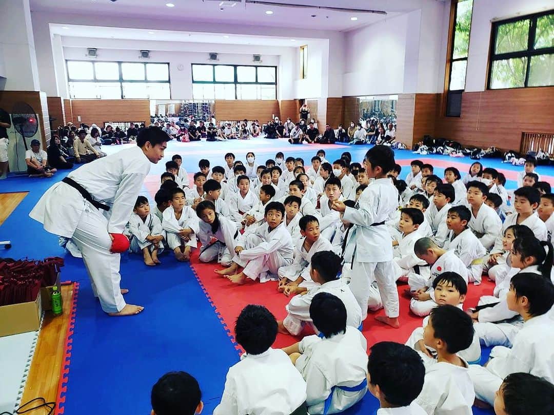 荒賀龍太郎のインスタグラム：「🥋 刺激のある1日を☝️  Thank you always.  #karate#athlete#seminar#空手#kumite#kids#」