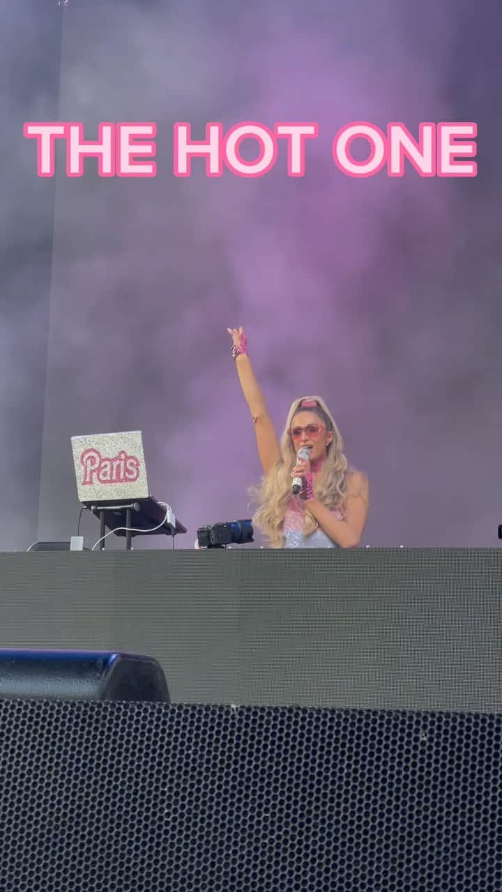 パリス・ヒルトンのインスタグラム：「I had the best time performing my new song “Hot One” at #Pride in LA and NY! 🌈🎤👱🏼‍♀️🌈 I’m so excited to announce that it’s finally out for everyone to listen on all platforms!🔥💖✨」