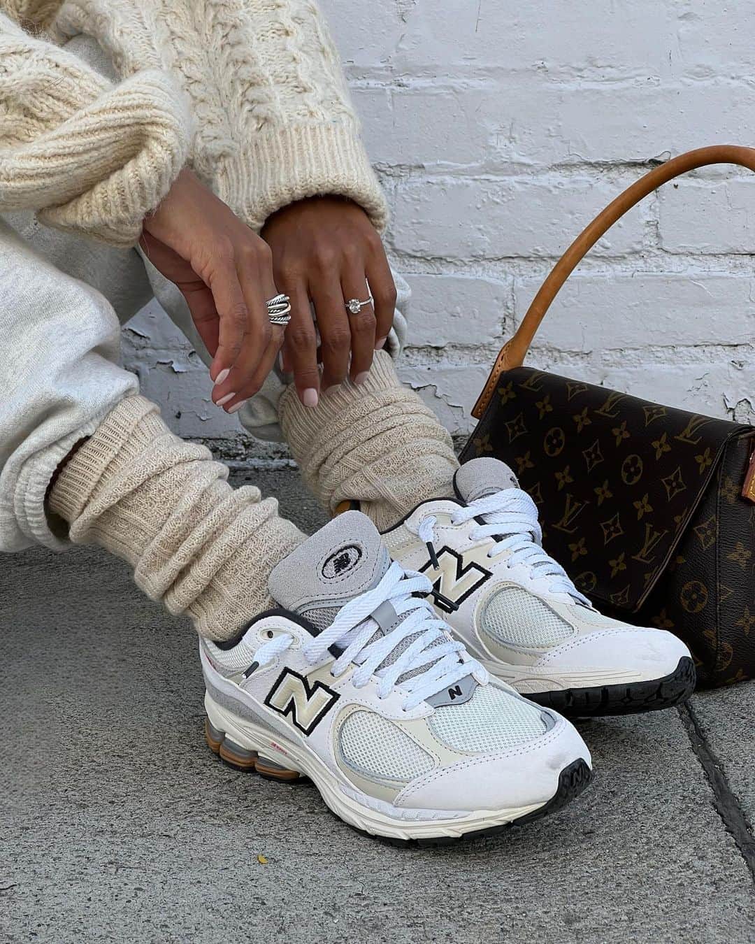 ジュリー・サリニャーナのインスタグラム：「I’ve always been team sneaker, hbu? ❤️」