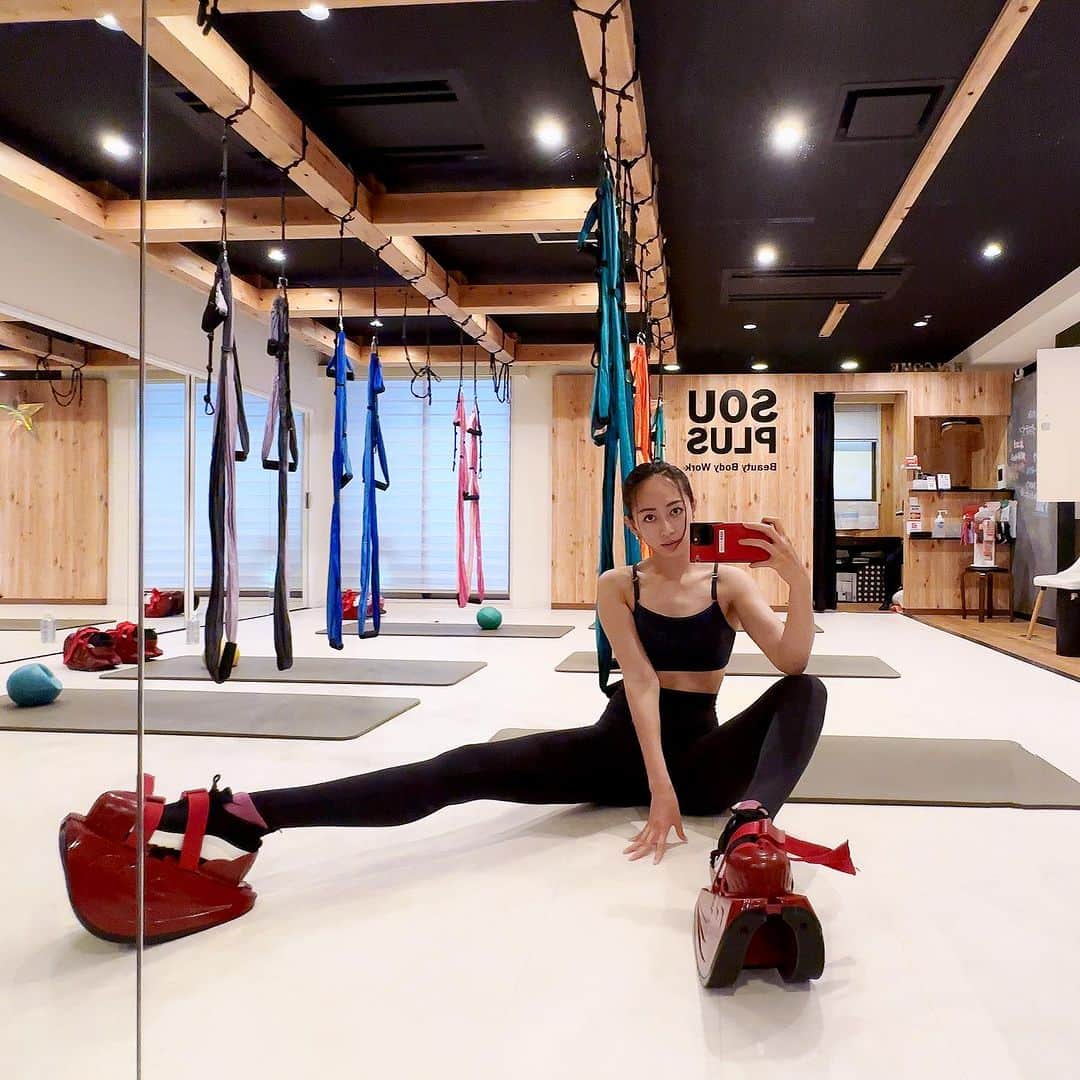 梨衣名のインスタグラム：「pilates for beautiful legs❤️  美脚作りは緩めて鍛えるが大切だと思う！ この靴はマスターストレッチと言って、全部で4kgあるよ！ 不安定だから、脚全体が正しくバランス取れるの。  #pilates #ピラティス #普拉提」