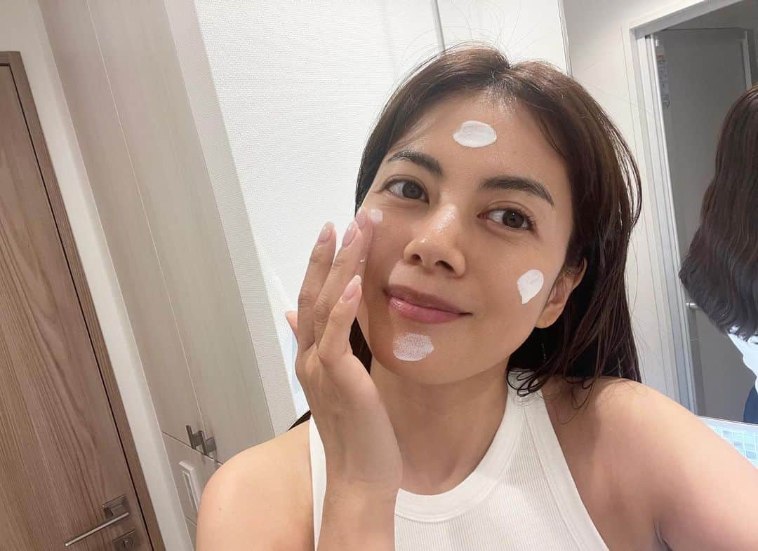 中林美和さんのインスタグラム写真 - (中林美和Instagram)「夏の紫外線から肌を守る、 私にピッタリの相棒見つけました♡ お化粧水の後に乳液だけでなく、 化粧下地としても、さらにUVカットもできちゃう、 エリクシールの美白UV乳液がとても良かったです！  私が驚いたのはその使用感。 UVカットの入ったアイテムって、 その後のファンデーションがポロポロしたりしてすごく使いづらいな、、 って思った経験はないですか？ この美白*UV乳液はそれがないし、 なによりファンデーションのつきがとっても良くて、 お化粧崩れがないの！ 夏はファンデーションがヨレないことってすごく重要だよね。 しかも日中、紫外線から肌を守りながら 美白*もエイジングケア**もできるのです。 まさに大人のための美白*UV乳液って感じ！ 化粧水の後にこれ１本で、 乳液・UVカット・化粧下地にまでなるから、 時短にもなるし毎日使ってます。 良いものを見つけられて本当に嬉しい！  エリクシール ブライトニング　デーケアレボリューション WT+（医薬部外品）  #PR #大人の美白UV乳液 #朝用乳液 #UV乳液 #エリクシール #デーケアレボリューション @elixir_official_shiseido   *メラニンの生成を抑え、シミ・そばかすを防ぎます。 **年齢に応じたうるおいケア」6月30日 13時19分 - miwanakabayashi