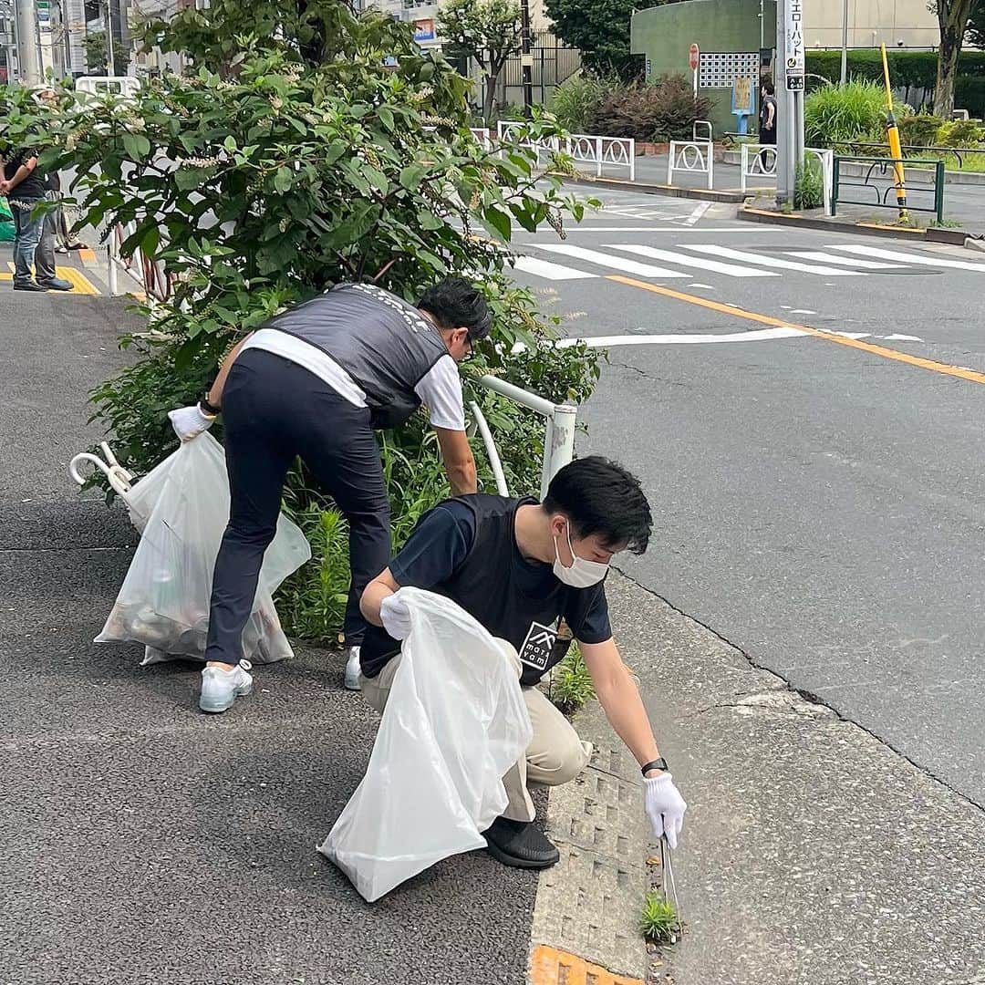 松山油脂のインスタグラム：「みんなの街の清掃in SUMIDA  6月26日(月)、松山油脂墨田本社・工場で「みんなの街の清掃in SUMIDA」をスタートさせました。  本社・工場がある墨田区東墨田・八広地区に暮らす方、働く方が気持ちよく過ごせるようにするための活動です。第1回目となる今回は、墨田区役所職員の方にも参加していただき、道路や公園、八広駅周辺にポイ捨てされたペットボトルやたばこの吸い殻、傘など、45リットルの袋７個分のゴミを拾いました。次は10月30日(月)に実施する予定です。  #松山油脂 #matsuyama #清掃活動 #墨田区  #墨田工場」