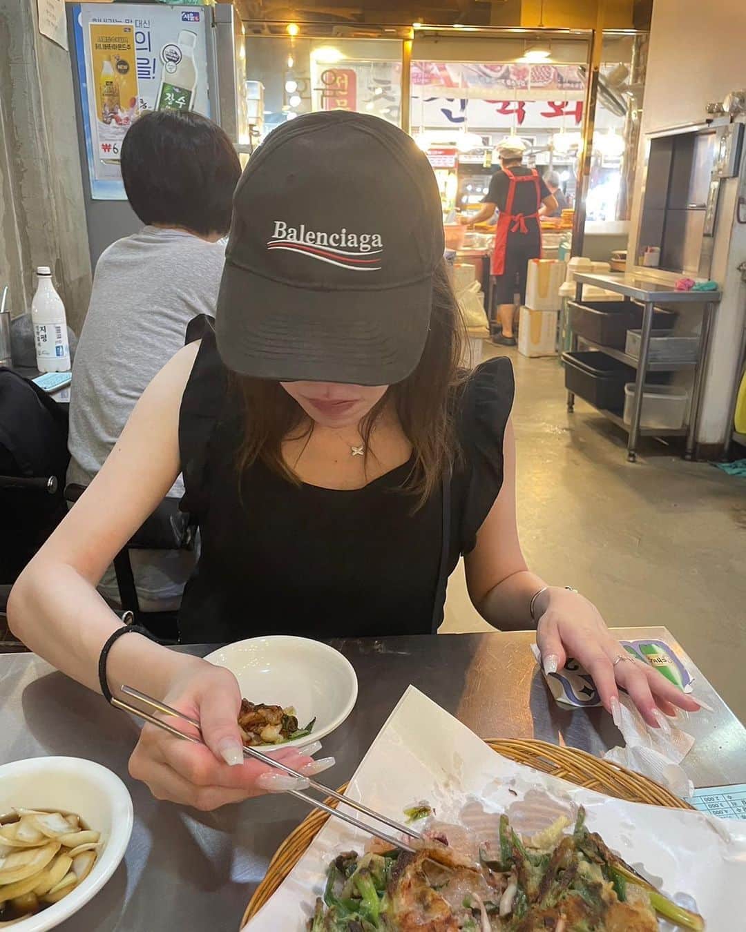 緒沢リオのインスタグラム：「IN Korea🇰🇷  一生食べ歩きしてた🤍 楽しかった🫶🫶💓  チーズタッカルビにコーン🌽は最高だった🥹💓  #カンジャンシジャン #明洞」
