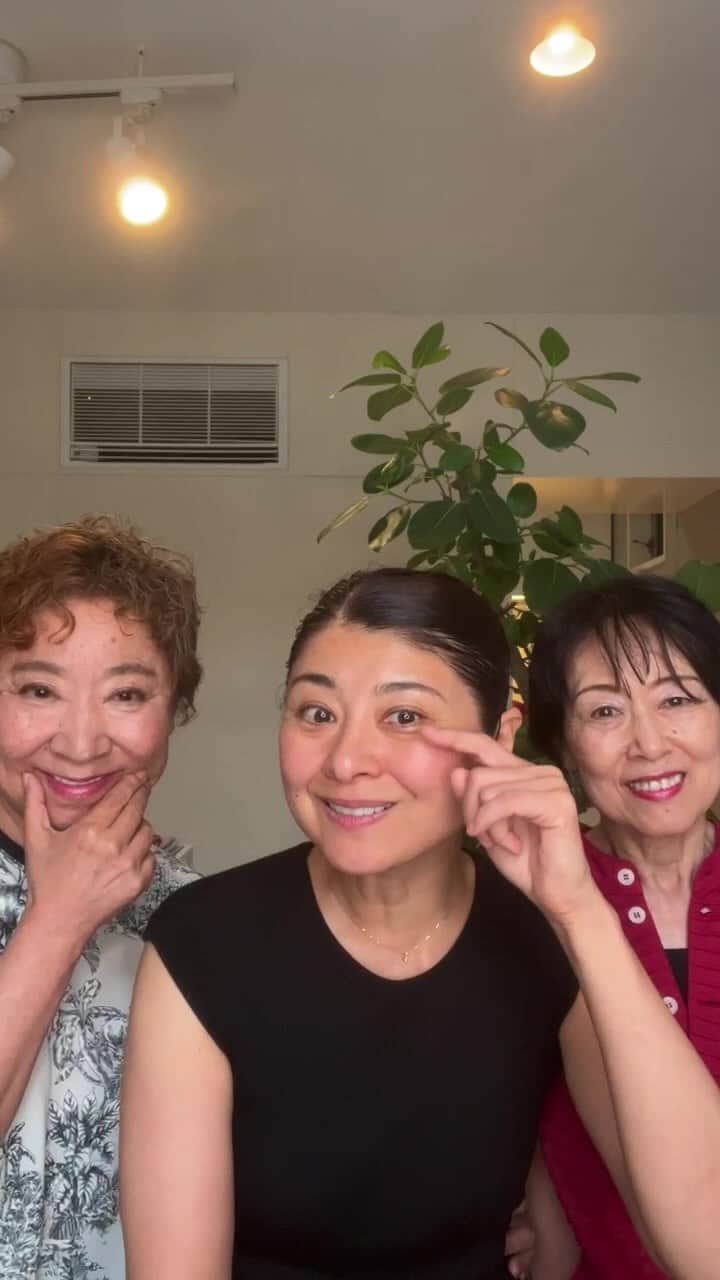 間々田佳子のインスタグラム：「コアフェイストレーニングの 60代70代のインストラクターさん達が レッスンに来てくれたので  せっかくだからコアフェイストレーニングを 続けての感想など 聞いてみました〜❣️  #塚原佳子 #藤田智子 #コアフェイストレーニングインストラクター  #インストラクターさんは現在30代〜70代 #勉強会たくさん開催しています！」