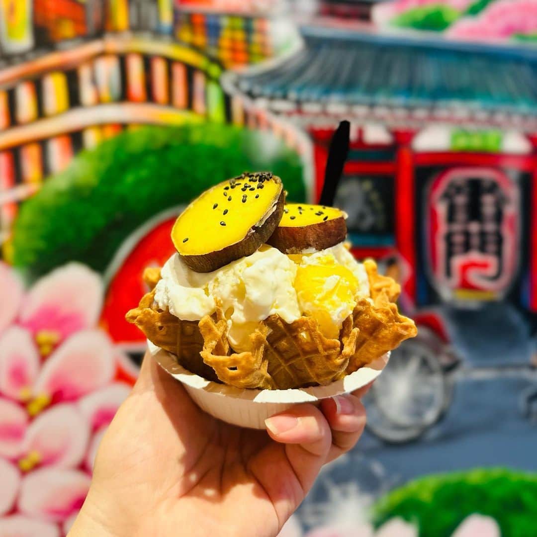 のインスタグラム：「. 🍠🍠🍠🍠----------♪  【Tokyo（原宿）限定】  焼さつまいも ｜ 864円（税込） ※ワンサイズ、ワッフルボール付 スイートクリームアイスクリーム 焼さつまいも、ホイップクリーム、黒いりごま  “さつまいも” は、上品で優しい甘みと、ねっとりとした食感が特徴の 「シルクスイート」 を使用。その名の通り、シルク（絹）のようになめらかな舌触りが味わえるよう、店舗でじっくり焼き上げた “焼いも” をふんだんに使った商品は、新たなコールドストーンを味わっていただける自信作です🙆‍♀️✨  #コールドストーン #コールドストーン原宿店 #原宿スイーツ #原宿 #harajuku #アイスクリーム #クレープ #coldstone #coldstonecreamery #スイーツ好きな人と繋がりたい #アイス好きな人と繋がりたい #アイス部 #さつまいもスイーツ #シルクスイート #さつまいも #焼さつまいも」