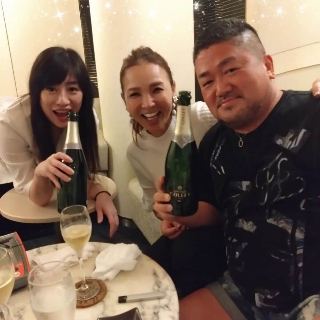 工藤亜耶さんのインスタグラム写真 - (工藤亜耶Instagram)「いつもお世話になってるChampagne　 colletのマイさんキヨさんが、 初来店してくれました〜(^^)  colletは飲みやすくて女の子にも人気のシャンパン(^^)  2人に会うと運気が上がる感じがする(*^^*) パワー頂きました！！  ありがとうございました(^o^)  周年ではレインボーcolletあります(^^) 機械に弱いので広告上手く載せれなくて申し訳ない(*_*)  是非本物をご賞味あれ(^o^)  #collet」6月30日 13時33分 - ayakudou