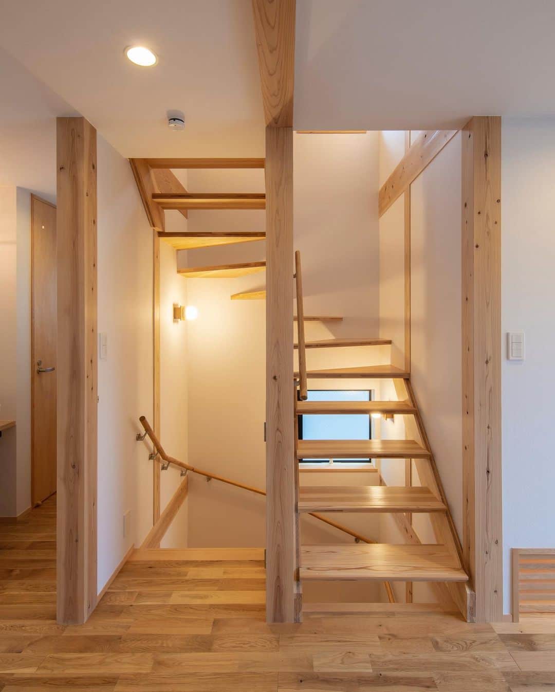 岡庭建設株式会社さんのインスタグラム写真 - (岡庭建設株式会社Instagram)「#造作階段   階段の照明に照らされて 綺麗な影をつくってくれました✨  インテリアとしても”いい存在感”です。  一階の階段下の扉を開けると...🚽  ･････････････････････････････････   《みんなでつくるいえ、みんなでまもるいえ。》  #東京都 #西東京市 の地域工務店、岡庭建設です。  資料請求・お問い合わせ先は プロフィールのURLからどうぞ📩 ▶︎ @okaniwastyle   施工事例や住まい手さまの暮らしぶりが見れます📷 ▶︎ #岡庭建設 #okaniwastyle   リノベーションのご相談はこちら🏠 ▶︎ @okaniwa_reform_koubou   ･････････････････････････････････   #注文住宅 #分譲住宅 #家づくり#大工 #職人  #パッシブデザイン #自然素材の家 #無垢材  #木の家 #木造住宅 #自然素材 #無垢床  #新築注文住宅 #新築一戸建て #マイホーム計画  #施工事例 #シンプルな暮らし #シンプルな家づくり  #木のある暮らし#自然と暮らす   #工務店で建てる家 #工務店選び  #階段 #暮らしを楽しむ家づくり  #japanesestyle」6月30日 13時33分 - okaniwastyle
