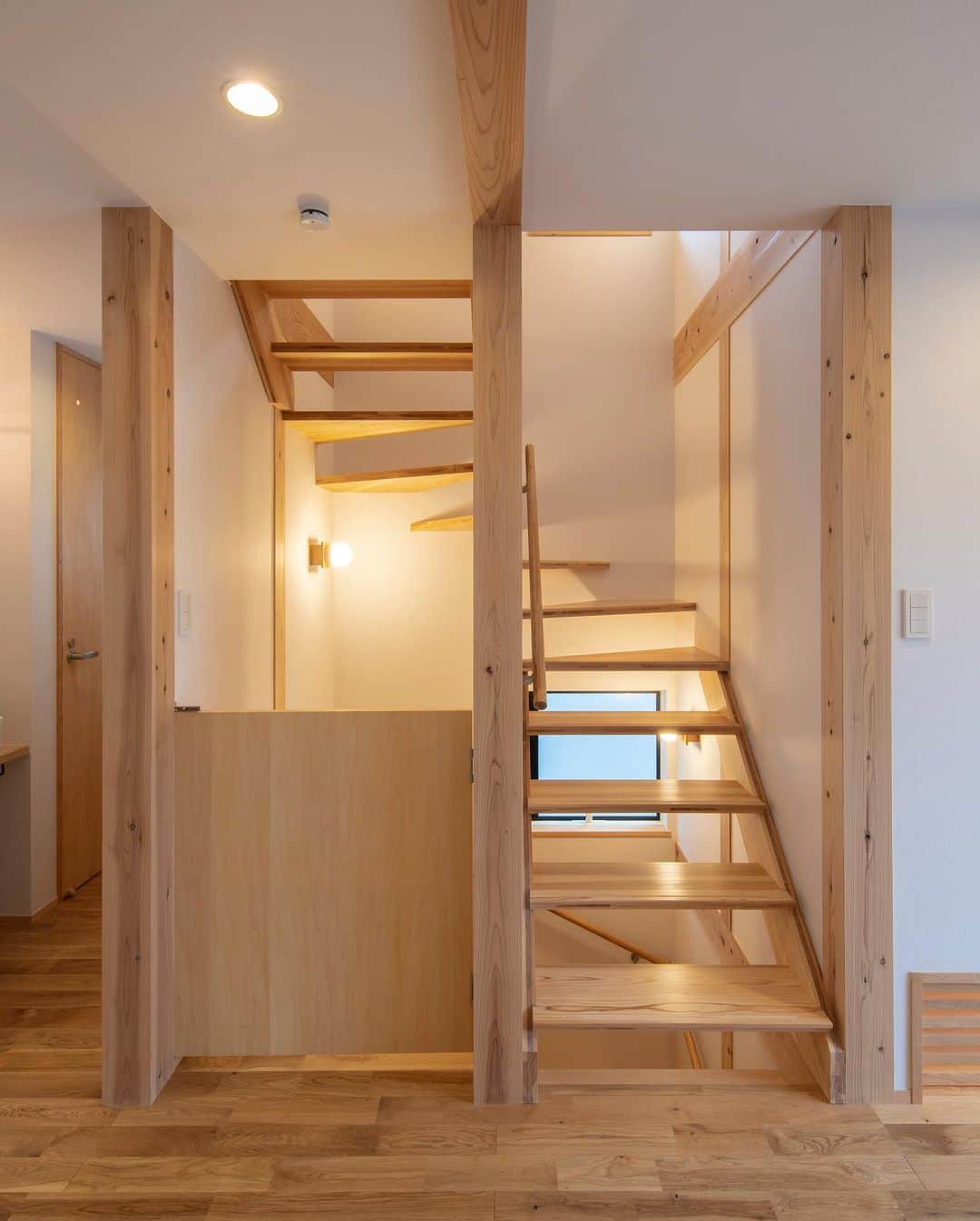 岡庭建設株式会社さんのインスタグラム写真 - (岡庭建設株式会社Instagram)「#造作階段   階段の照明に照らされて 綺麗な影をつくってくれました✨  インテリアとしても”いい存在感”です。  一階の階段下の扉を開けると...🚽  ･････････････････････････････････   《みんなでつくるいえ、みんなでまもるいえ。》  #東京都 #西東京市 の地域工務店、岡庭建設です。  資料請求・お問い合わせ先は プロフィールのURLからどうぞ📩 ▶︎ @okaniwastyle   施工事例や住まい手さまの暮らしぶりが見れます📷 ▶︎ #岡庭建設 #okaniwastyle   リノベーションのご相談はこちら🏠 ▶︎ @okaniwa_reform_koubou   ･････････････････････････････････   #注文住宅 #分譲住宅 #家づくり#大工 #職人  #パッシブデザイン #自然素材の家 #無垢材  #木の家 #木造住宅 #自然素材 #無垢床  #新築注文住宅 #新築一戸建て #マイホーム計画  #施工事例 #シンプルな暮らし #シンプルな家づくり  #木のある暮らし#自然と暮らす   #工務店で建てる家 #工務店選び  #階段 #暮らしを楽しむ家づくり  #japanesestyle」6月30日 13時33分 - okaniwastyle