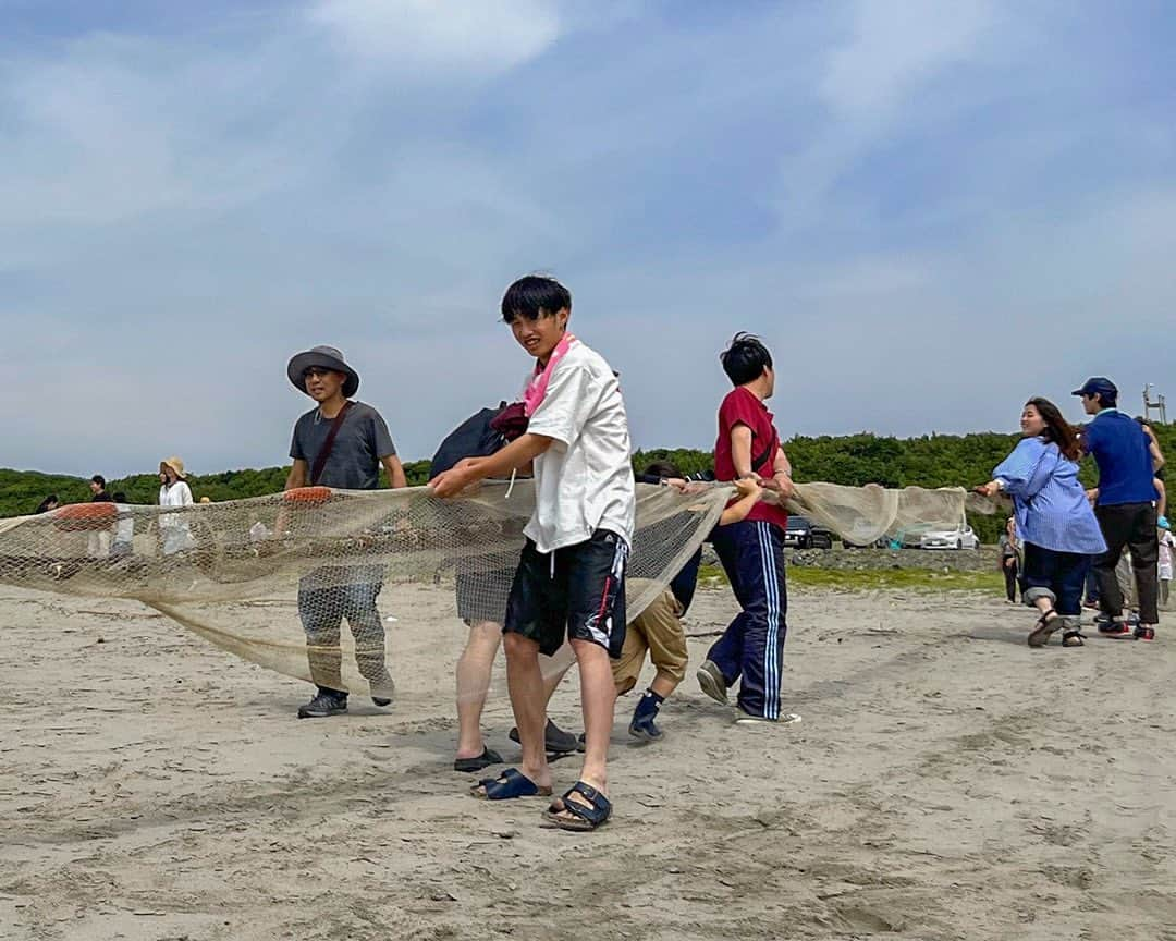 愛知県田原市さんのインスタグラム写真 - (愛知県田原市Instagram)「. Let's go together! みんなで一緒に、よいしょー！ * #ファームステイ で田原市に来ていた 学生さんたちと#地引網 🐟 魚はたくさん獲れたのでしょうか？！ 田原市ならではの体験を たくさんしてもらえたらいいな🤗  #たはら暮らし#海 #渥美半島#田原市#伊良湖岬#伊良湖#赤羽根#菜の花浪漫街道 #tahara#irago#akabane#サーフィン#surfing#田舎暮らし#日々の暮らし #休日の過ごし方#スローライフ #instagramjaran#igersjp」6月30日 13時40分 - tahara_kurashi