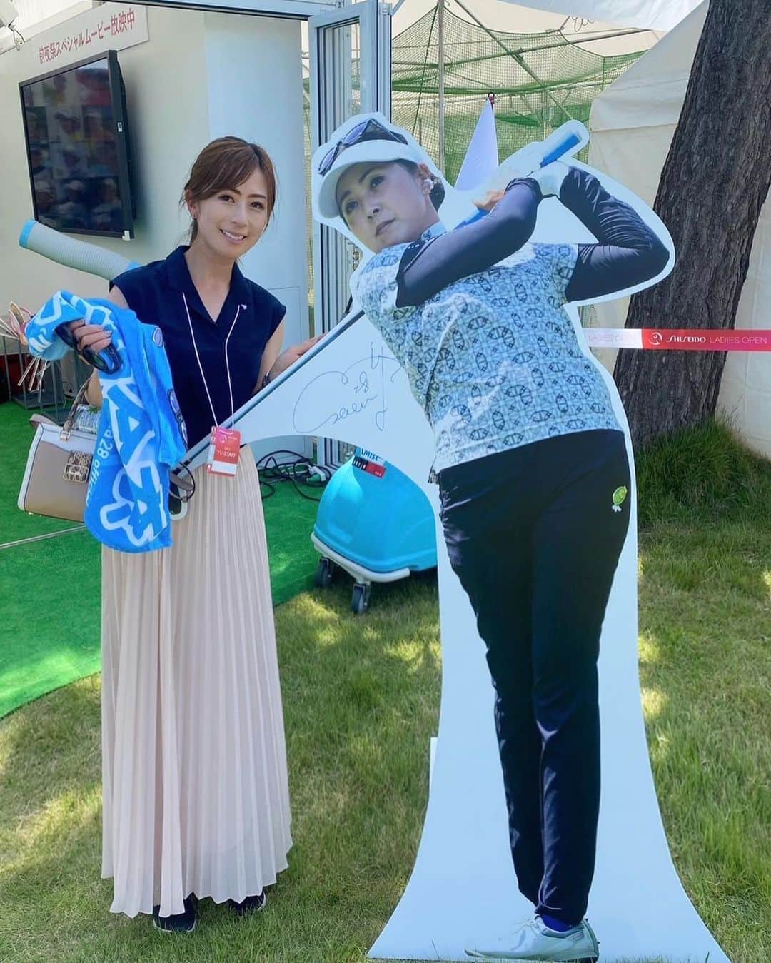 青木茉里奈のインスタグラム：「2023.6.29.Thu 資生堂レディスオープン in 戸塚カントリー倶楽部西コース @serenaaoki_official  @shota.ohnishi  初日、応援に行ってきました📣 率直に、応援が凄く楽しかったのと、自身の試合(日本女子オープン地区予選)が終わったばかりだったのですが、このタイミングで観戦に行くことが出来て感慨深いものがありました。まだまだ頑張れるって、粘り強く、攻めのプレーで見せて伝えてくれた気がして、パワーをもらいました..！✨ ありがとう！ 私も頑張ります！  _ _ _ _ _ _ _ _ _ _ _ _ _ _ _ _ _ _ _ _ _ _ _ _ _ _ _ _ #taylormade #taylormadegolf #teamtaylormade #株式会社かしわ堂 #ustmamiya #iomic #eyevol #ecco」