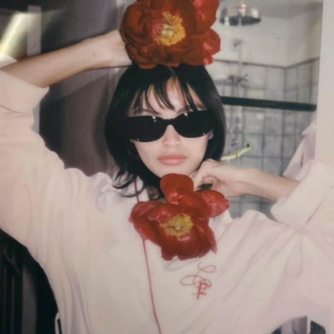 サラ・エレンのインスタグラム：「Florals? groundbreaking」