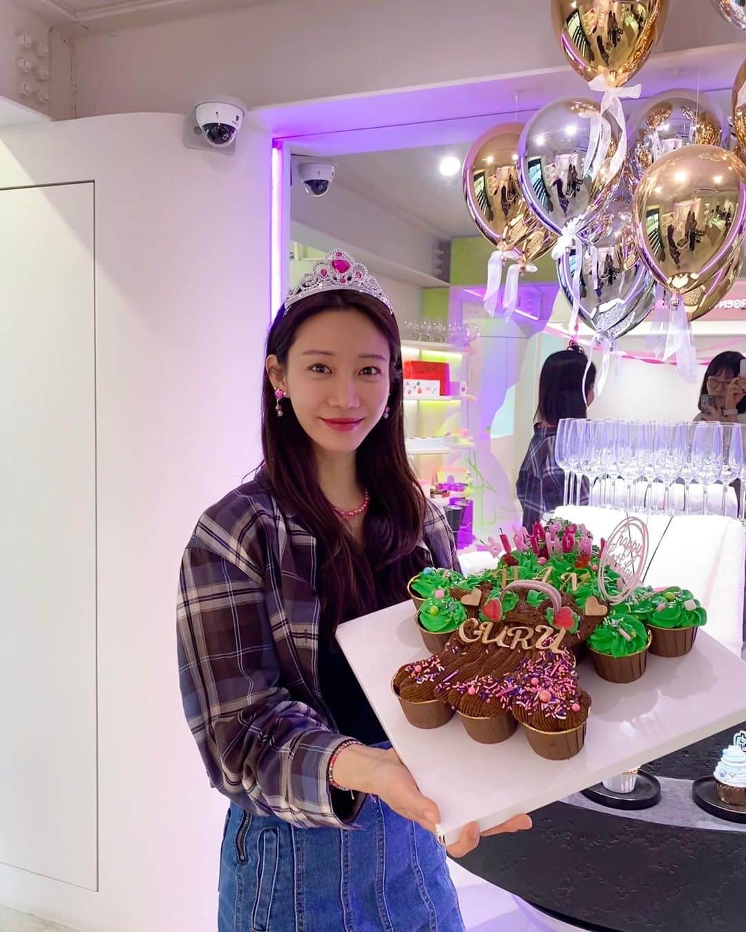 ハン・グルのインスタグラム：「내 생일 5월29일.. 오늘은 6월30일…😳🤣🤭 우리 많이 늦게 만났다 그쳐?😂 ㅋㅋㅋㅋㅋㅋㅋㅋㅋㅋㅋㅋㅋ 너무 특별한 케이크까지🥹 고마워용 언니들🫶🏻🎀  @ssung916  @chaea_han  @bh7433  @lbm_seoul」