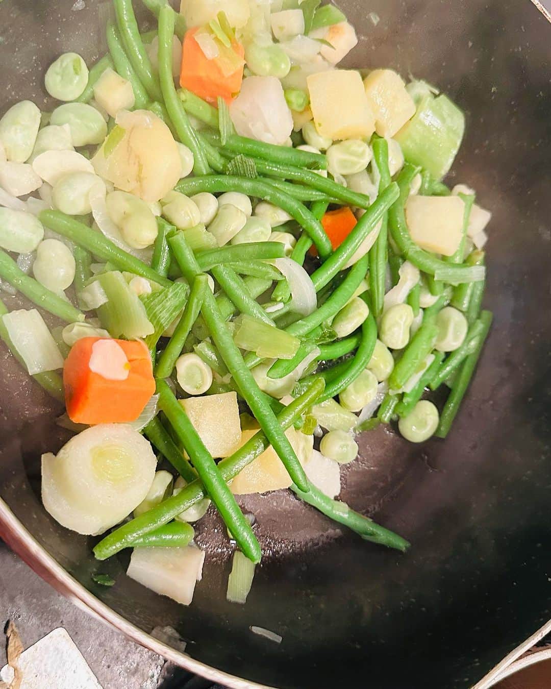 日野賢二のインスタグラム：「Vegan Breakfast for change^_^ Sautéed Veg&Beans and Oatmeal!!」