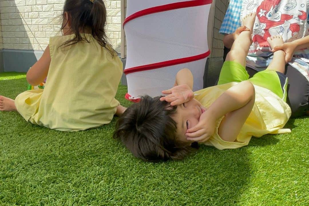 赤星拓さんのインスタグラム写真 - (赤星拓Instagram)「人工芝RET®︎を採用いただいている幼稚園さんを訪問して来ました。 安全に安心して遊べる環境は子ども達にとってはもちろん、職員の皆様にとっても『遊ばせやすい環境』になってとても良かったと感想をいただいて、この仕事をしていて良かったとあらためて感じました。 また遊びにいきます！ #ありがとう #遊びの環境 🌱スポーツ環境整備🌱 『子どもたちの未来のために』 お庭のプロが路盤工事から人工芝設置まで一貫して行うことで仕上がりの良さはもちろん、コストカットも実現します。 弊社SSBは『岡﨑建工株式会社』様と共にお客様の毎日に遊びの環境づくりの提案をいたしております。 お気軽にお問合せ下さい！  #お庭のプロにお任せ下さい #よし庭いこ。 #遊びの環境づくり #得意を活かす #サスティナブルな人工芝 #人工芝のある暮らし #RET®︎ #岡﨑建工 @okaken.ret  #SSB #スポーツビジネス @ssbiz_official」6月30日 13時50分 - akahoshi.taku_1