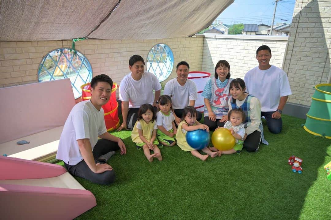 のインスタグラム：「人工芝RET®︎を採用いただいている幼稚園さんを訪問して来ました。 安全に安心して遊べる環境は子ども達にとってはもちろん、職員の皆様にとっても『遊ばせやすい環境』になってとても良かったと感想をいただいて、この仕事をしていて良かったとあらためて感じました。 また遊びにいきます！ #ありがとう #遊びの環境 🌱スポーツ環境整備🌱 『子どもたちの未来のために』 お庭のプロが路盤工事から人工芝設置まで一貫して行うことで仕上がりの良さはもちろん、コストカットも実現します。 弊社SSBは『岡﨑建工株式会社』様と共にお客様の毎日に遊びの環境づくりの提案をいたしております。 お気軽にお問合せ下さい！  #お庭のプロにお任せ下さい #よし庭いこ。 #遊びの環境づくり #得意を活かす #サスティナブルな人工芝 #人工芝のある暮らし #RET®︎ #岡﨑建工 @okaken.ret  #SSB #スポーツビジネス @ssbiz_official」