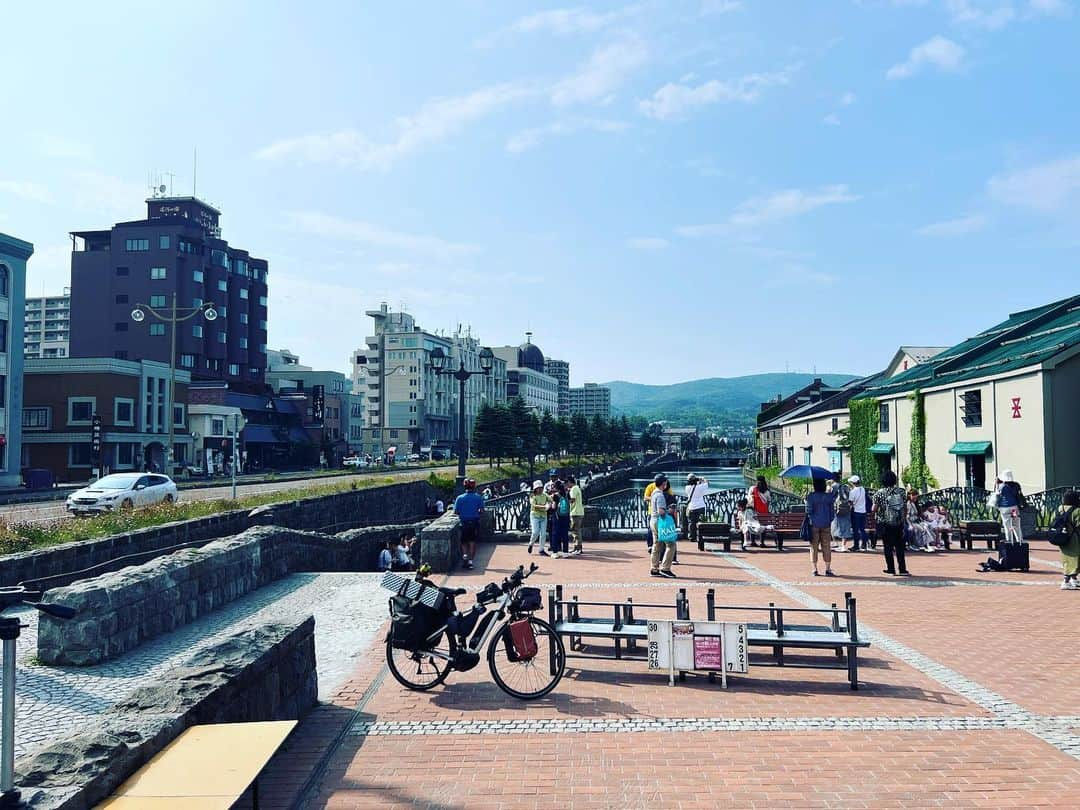 亜沙さんのインスタグラム写真 - (亜沙Instagram)「とある用事で北海道へ。いつもライブして帰っちゃう事が多いですが、今回は時間もあったので小樽へ。 やっぱり明治大正くらいの建物は良いですな〜！そしてやっぱりご飯が美味しい🤤 幸せ！！ #北海道 #小樽運河 #海鮮丼 #食べたよ」6月30日 13時50分 - asa.bassist