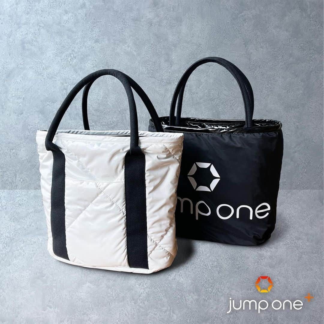 jump one（ジャンプワン）さんのインスタグラム写真 - (jump one（ジャンプワン）Instagram)「【 jump one+ Apparel –バッグ– 】 . 7/1(Sat)より、jump one初のオリジナルバッグ「エナメルトートバッグ」を販売いたします！✨ . エナメル調の光沢のある生地に、大きなキルトが印象的。 ウェア、ドリンク、タオルなどの一式が入る、軽くて大容量のバッグです♪ . 便利な外ポケット付きで、内側には大きなロゴがプリント。 リバーシブル仕様なので、その日の気分に合わせて見せ方を楽しむのも◎ . カラーは、ホワイトとブラックの2色展開。 ぜひ、店頭でチェックしてみてください！ . . 【NEW】エナメルトートバッグ 取扱店舗: 全店　※各店順次販売開始 PRICE: ¥12,100(incl. tax) SIZE: 高さ35cm / 底マチ37cm×20cm / 持ち手55cm . COLOR: ブラック / ホワイト . ※店舗以外でのご購入を希望される方は、こちらよりお気軽にお問合せください。 URL: https://www.jumpone.jp/contact/ . . #jumpone #ジャンプワン #フィットネス #トランポリン #暗闇フィットネス #女性専用ジム #ダイエット #体幹トレーニング #お腹痩せ #脚痩せ #ストレス解消 #トランポリンフィットネス #楽しくダイエット #新商品発売 #新商品情報 #エナメル #トートバック #リバーシブルバッグ #キルト」6月30日 13時54分 - jumpone_official