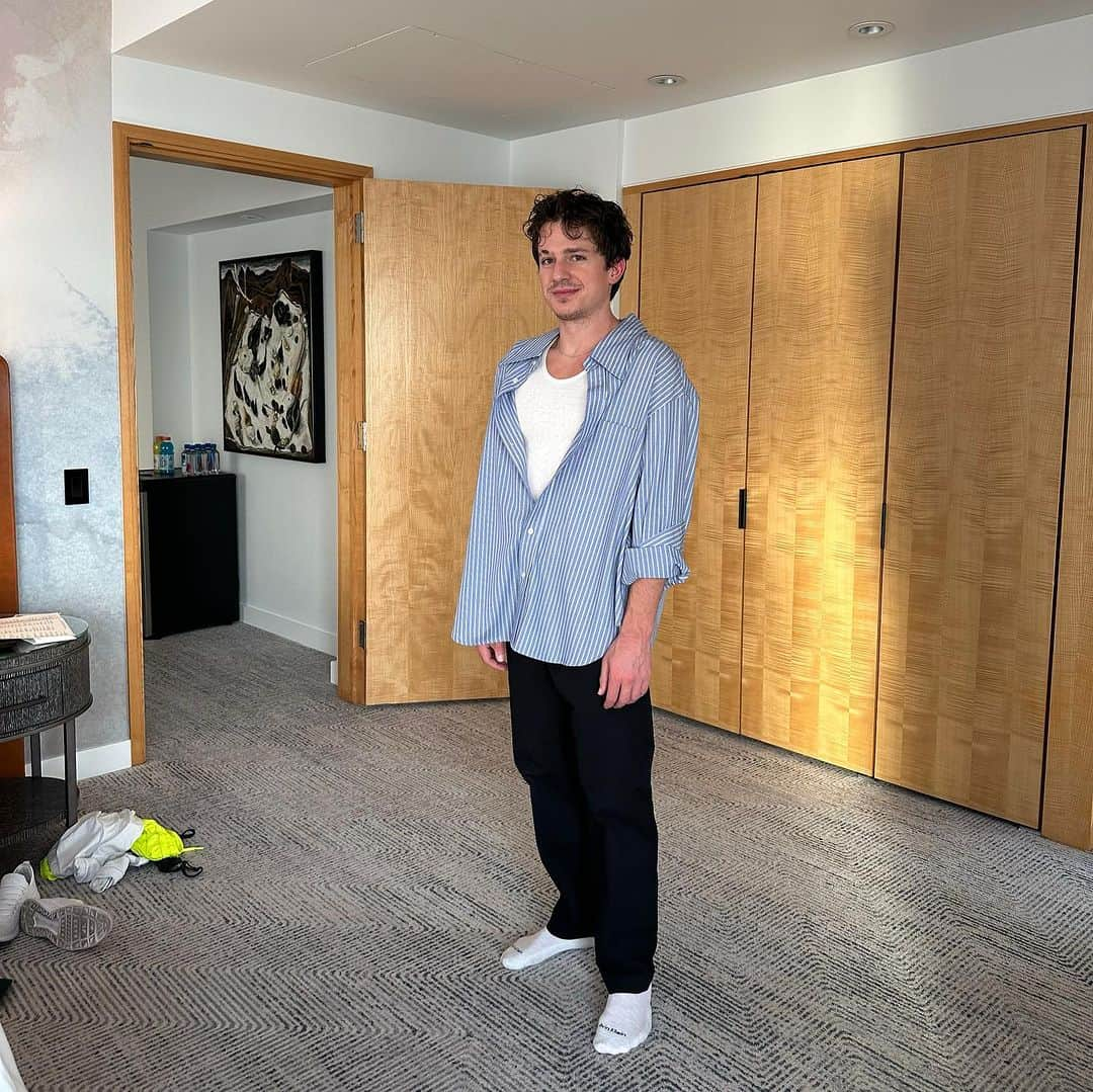 チャーリー・プースさんのインスタグラム写真 - (チャーリー・プースInstagram)「Please don’t figure out what hotel we’re at because I like these pictures.」6月30日 22時00分 - charlieputh