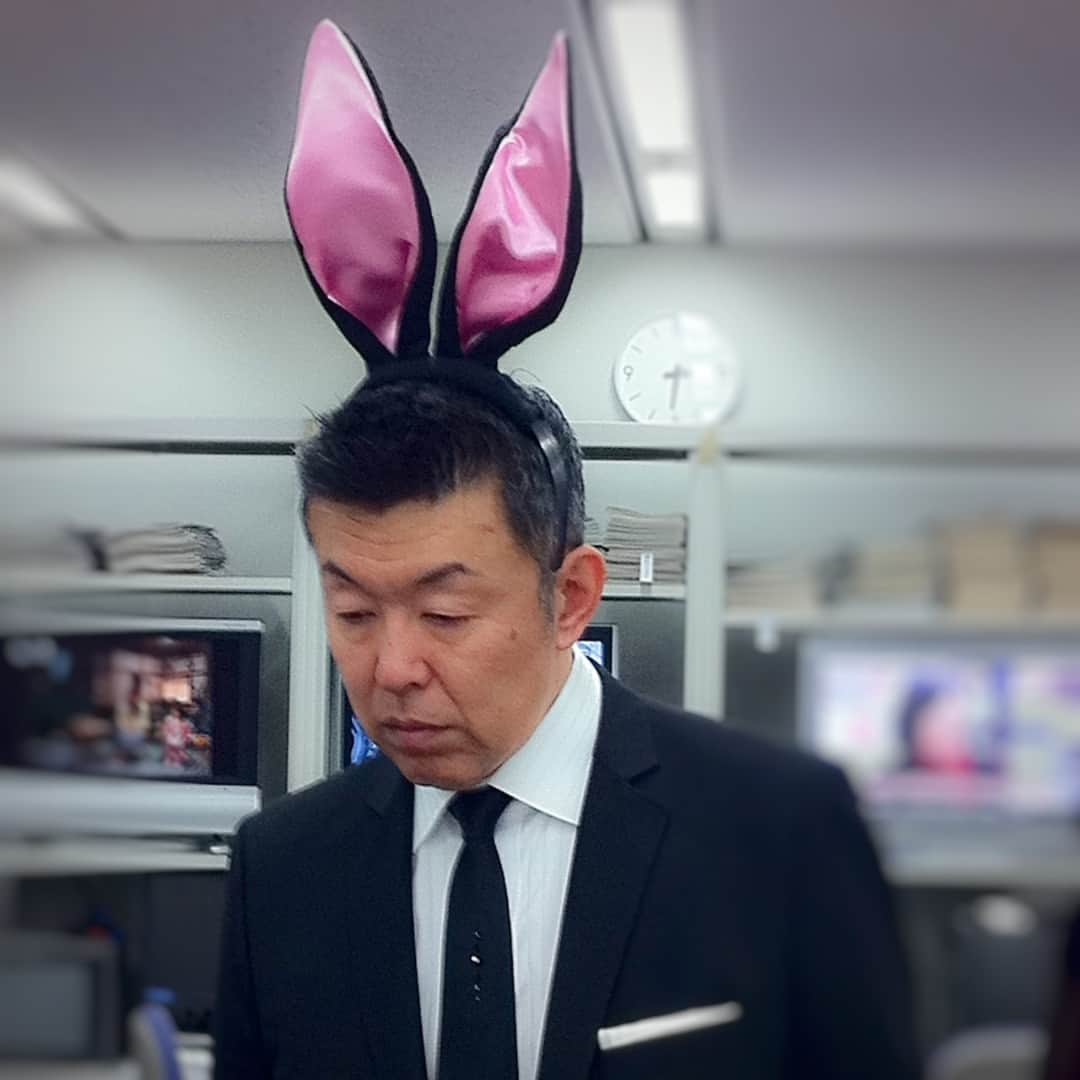 テレビ朝日アナウンサー公式さんのインスタグラム写真 - (テレビ朝日アナウンサー公式Instagram)「【 #矢島悠子 カメラマン（入社以来カメラ班歴19年！）のお気に入り】「2010年末のスナップ。振り返ったら田畑さんがバニーさんに！なぜそんな普通にしていられるの(笑)卯年用の撮影をした直後だったそうですが、この瞬間を逃したくなくて慌てて撮ったお気に入りの一枚です。」 #田畑祐一」6月30日 14時00分 - tvasahi_announcers