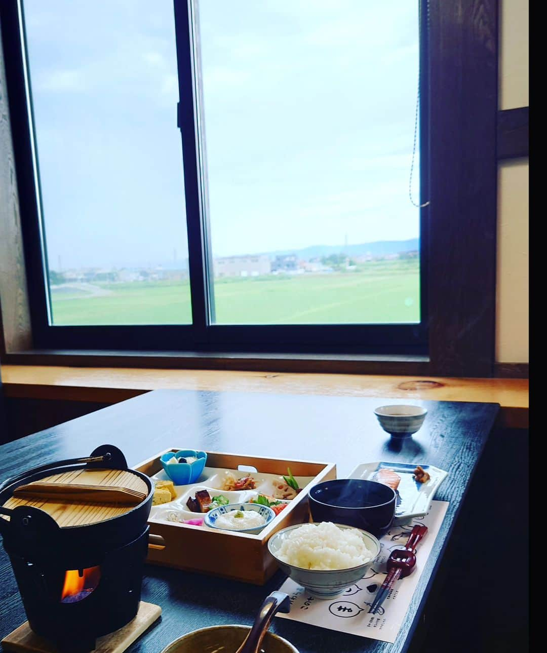 伊勢みずほさんのインスタグラム写真 - (伊勢みずほInstagram)「超おすすめ！！温泉もお料理も館内も✨すんばらしいお宿に泊めていただきました🤩  妙高市の神の宮温泉かわら亭さん✨ 知る人ぞ知る名旅館です。  お料理は全て美味しかったのですが中でも感動して人の分までいただいてしまったのが🤭鮎のお料理🤩低温調理で５時間かけて頭から骨から全てをいただける柔らかさ！これぞSDGs✨  お部屋にはヒノキ風呂！もちろん温泉♨ これは美容液ですか？？と思うほどヌルヌルすべすべの美肌の湯✨噂通りの魅力的な泉質でした🥰特に女性におすすめ！  朝ごはんも『まごわやさしい』の栄養満点✨  お仕事で妙高に行ったとはいえ、こんなにのんびり一泊させていただいたのは何年ぶり？！で、とてもとても幸せでした。サプライズのバースデーケーキも😭🩷🩷🩷  新井商工会議所青年部の皆さん✨ 神の宮温泉かわら亭の皆さん✨ 大変お世話になりました。  どうもありがとうございました💐  #神の宮温泉かわら亭 #妙高市　#妙高市温泉 #超おすすめ　#温泉宿 #新潟県　#妙高観光 #新潟観光　#新潟旅行　 #美肌の湯　#美人の湯 #伊勢みずほ #温泉に行こう #温泉旅行 #温泉旅館 #温泉女子 #温泉大好き」6月30日 14時10分 - isemizuhoo