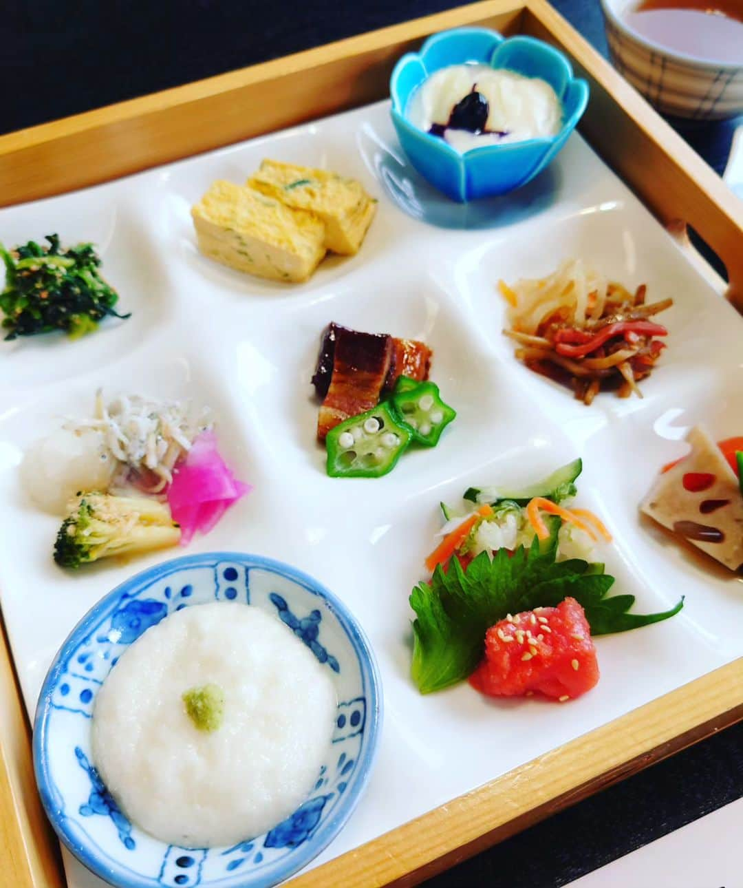 伊勢みずほさんのインスタグラム写真 - (伊勢みずほInstagram)「超おすすめ！！温泉もお料理も館内も✨すんばらしいお宿に泊めていただきました🤩  妙高市の神の宮温泉かわら亭さん✨ 知る人ぞ知る名旅館です。  お料理は全て美味しかったのですが中でも感動して人の分までいただいてしまったのが🤭鮎のお料理🤩低温調理で５時間かけて頭から骨から全てをいただける柔らかさ！これぞSDGs✨  お部屋にはヒノキ風呂！もちろん温泉♨ これは美容液ですか？？と思うほどヌルヌルすべすべの美肌の湯✨噂通りの魅力的な泉質でした🥰特に女性におすすめ！  朝ごはんも『まごわやさしい』の栄養満点✨  お仕事で妙高に行ったとはいえ、こんなにのんびり一泊させていただいたのは何年ぶり？！で、とてもとても幸せでした。サプライズのバースデーケーキも😭🩷🩷🩷  新井商工会議所青年部の皆さん✨ 神の宮温泉かわら亭の皆さん✨ 大変お世話になりました。  どうもありがとうございました💐  #神の宮温泉かわら亭 #妙高市　#妙高市温泉 #超おすすめ　#温泉宿 #新潟県　#妙高観光 #新潟観光　#新潟旅行　 #美肌の湯　#美人の湯 #伊勢みずほ #温泉に行こう #温泉旅行 #温泉旅館 #温泉女子 #温泉大好き」6月30日 14時10分 - isemizuhoo