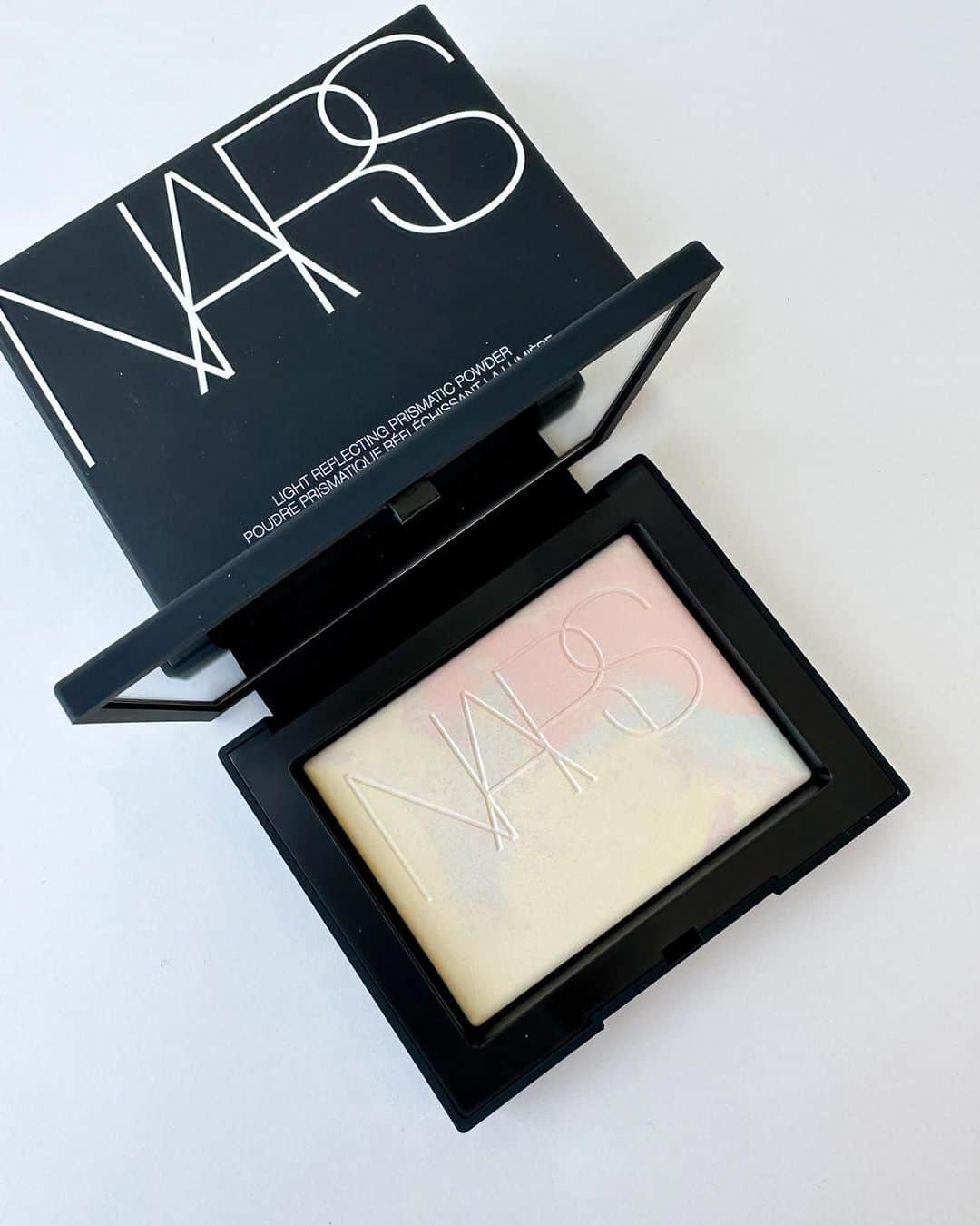 VOCE編集部さんのインスタグラム写真 - (VOCE編集部Instagram)「【#NARS 速報！！】大人気！マーブル模様のパウダーが待望の復刻💖 肌本来の色を引き立て、より明るく美しく魅せる🥺 8/18数量限定発売！  2022年に数量限定にて発売し、瞬く間に完売した「ライトリフレクティング プリズマティックパウダー」が待望の復刻！ マーブル模様のパウダーには、肌本来の色を引き立て、より明るく美しく魅せるカラーコレクティングパールが配合されているから、絶妙な色補正効果をもたらします🤍  NARS独自のフォーミュラを配合したパウダーが光を反射して肌の透明感をプラス！小ジワや気になる悩みを目立たなくして、白浮きを防ぎながらも、均一でなめらかな若々しい肌に🫧 簡単になじみ、つけ心地は軽やか🌿 仕上がりが持続します！ 数量限定での復刻発売なので気になる方はお早めにチェックしてくださいね🎀  💖NARS ライトリフレクティング プリズマティックパウダー 全1種 ￥5830 (税込)   （インスタ担当T） ーーーーーーーーーーーーーーーーーーーーー VOCEのInstagramでは新作コスメ情報やメイクテク、撮影舞台裏を毎日お届け!ぜひフォロー&チェックして！！ 👉＠vocemagazine  #voce #vocemagazine #新作コスメ #美容好きさんと繋がりたい #コスメ好きな人と繋がりたい  #ライトリフレクティングプリズマティックパウダー #レフ粉 #ハイライトパウダー #フェイスパウダー #夏コスメ2023 #夏コスメ #NARS」6月30日 14時04分 - vocemagazine