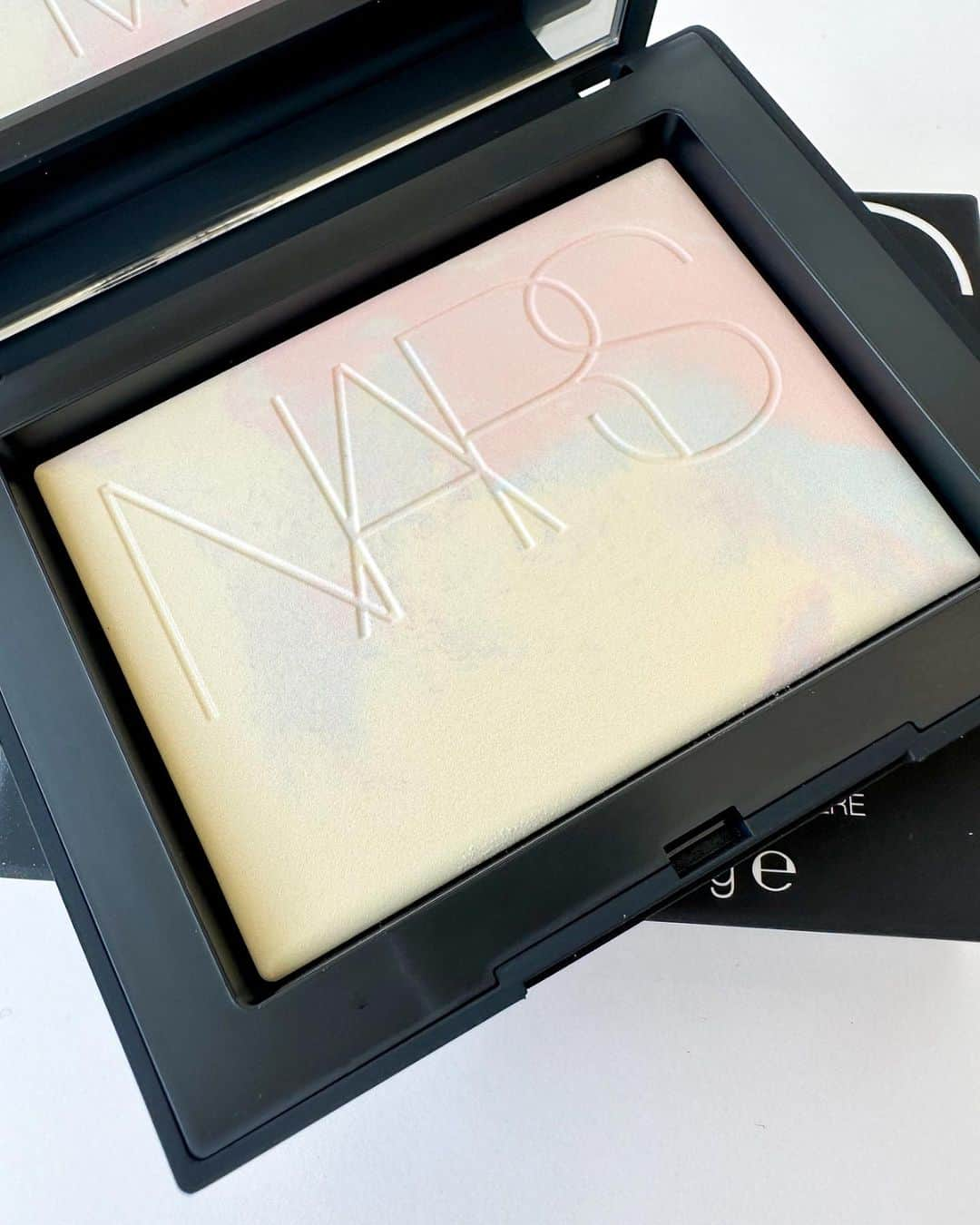 VOCE編集部さんのインスタグラム写真 - (VOCE編集部Instagram)「【#NARS 速報！！】大人気！マーブル模様のパウダーが待望の復刻💖 肌本来の色を引き立て、より明るく美しく魅せる🥺 8/18数量限定発売！  2022年に数量限定にて発売し、瞬く間に完売した「ライトリフレクティング プリズマティックパウダー」が待望の復刻！ マーブル模様のパウダーには、肌本来の色を引き立て、より明るく美しく魅せるカラーコレクティングパールが配合されているから、絶妙な色補正効果をもたらします🤍  NARS独自のフォーミュラを配合したパウダーが光を反射して肌の透明感をプラス！小ジワや気になる悩みを目立たなくして、白浮きを防ぎながらも、均一でなめらかな若々しい肌に🫧 簡単になじみ、つけ心地は軽やか🌿 仕上がりが持続します！ 数量限定での復刻発売なので気になる方はお早めにチェックしてくださいね🎀  💖NARS ライトリフレクティング プリズマティックパウダー 全1種 ￥5830 (税込)   （インスタ担当T） ーーーーーーーーーーーーーーーーーーーーー VOCEのInstagramでは新作コスメ情報やメイクテク、撮影舞台裏を毎日お届け!ぜひフォロー&チェックして！！ 👉＠vocemagazine  #voce #vocemagazine #新作コスメ #美容好きさんと繋がりたい #コスメ好きな人と繋がりたい  #ライトリフレクティングプリズマティックパウダー #レフ粉 #ハイライトパウダー #フェイスパウダー #夏コスメ2023 #夏コスメ #NARS」6月30日 14時04分 - vocemagazine