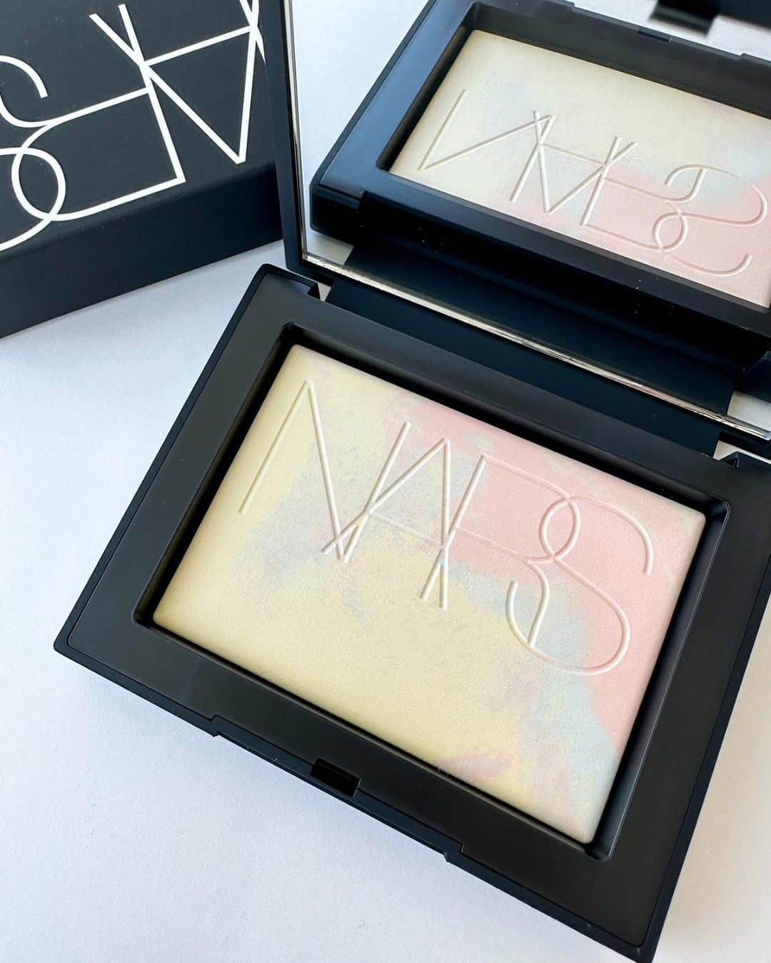 VOCE編集部さんのインスタグラム写真 - (VOCE編集部Instagram)「【#NARS 速報！！】大人気！マーブル模様のパウダーが待望の復刻💖 肌本来の色を引き立て、より明るく美しく魅せる🥺 8/18数量限定発売！  2022年に数量限定にて発売し、瞬く間に完売した「ライトリフレクティング プリズマティックパウダー」が待望の復刻！ マーブル模様のパウダーには、肌本来の色を引き立て、より明るく美しく魅せるカラーコレクティングパールが配合されているから、絶妙な色補正効果をもたらします🤍  NARS独自のフォーミュラを配合したパウダーが光を反射して肌の透明感をプラス！小ジワや気になる悩みを目立たなくして、白浮きを防ぎながらも、均一でなめらかな若々しい肌に🫧 簡単になじみ、つけ心地は軽やか🌿 仕上がりが持続します！ 数量限定での復刻発売なので気になる方はお早めにチェックしてくださいね🎀  💖NARS ライトリフレクティング プリズマティックパウダー 全1種 ￥5830 (税込)   （インスタ担当T） ーーーーーーーーーーーーーーーーーーーーー VOCEのInstagramでは新作コスメ情報やメイクテク、撮影舞台裏を毎日お届け!ぜひフォロー&チェックして！！ 👉＠vocemagazine  #voce #vocemagazine #新作コスメ #美容好きさんと繋がりたい #コスメ好きな人と繋がりたい  #ライトリフレクティングプリズマティックパウダー #レフ粉 #ハイライトパウダー #フェイスパウダー #夏コスメ2023 #夏コスメ #NARS」6月30日 14時04分 - vocemagazine