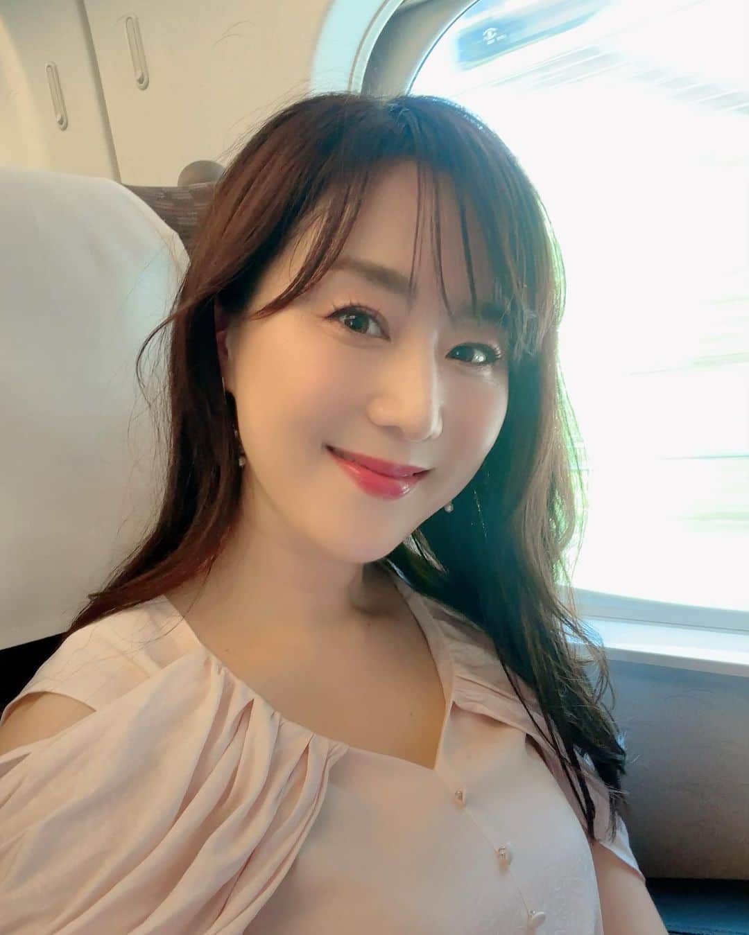 村上麻衣さんのインスタグラム写真 - (村上麻衣Instagram)「ワープ！  みたいな写真撮れました💚✨  今日のお天気はイマイチですが いよいよ本格的に暑くなってきましたね。 あまりに蒸し暑くて、わたし昨日からエアコンつけて寝始めました😴  熱さには気をつけて 元気にこの夏を乗り切りましょうね☀️  #いつもの #新幹線#shinkansen #smile#笑顔 #楽しい #happy」6月30日 14時10分 - maimaisue