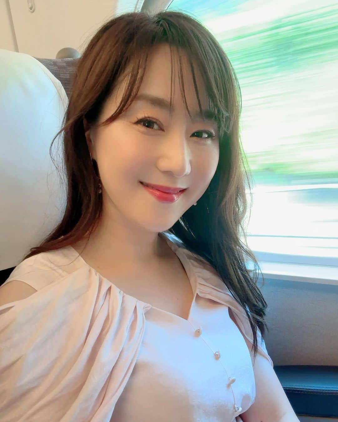 村上麻衣さんのインスタグラム写真 - (村上麻衣Instagram)「ワープ！  みたいな写真撮れました💚✨  今日のお天気はイマイチですが いよいよ本格的に暑くなってきましたね。 あまりに蒸し暑くて、わたし昨日からエアコンつけて寝始めました😴  熱さには気をつけて 元気にこの夏を乗り切りましょうね☀️  #いつもの #新幹線#shinkansen #smile#笑顔 #楽しい #happy」6月30日 14時10分 - maimaisue