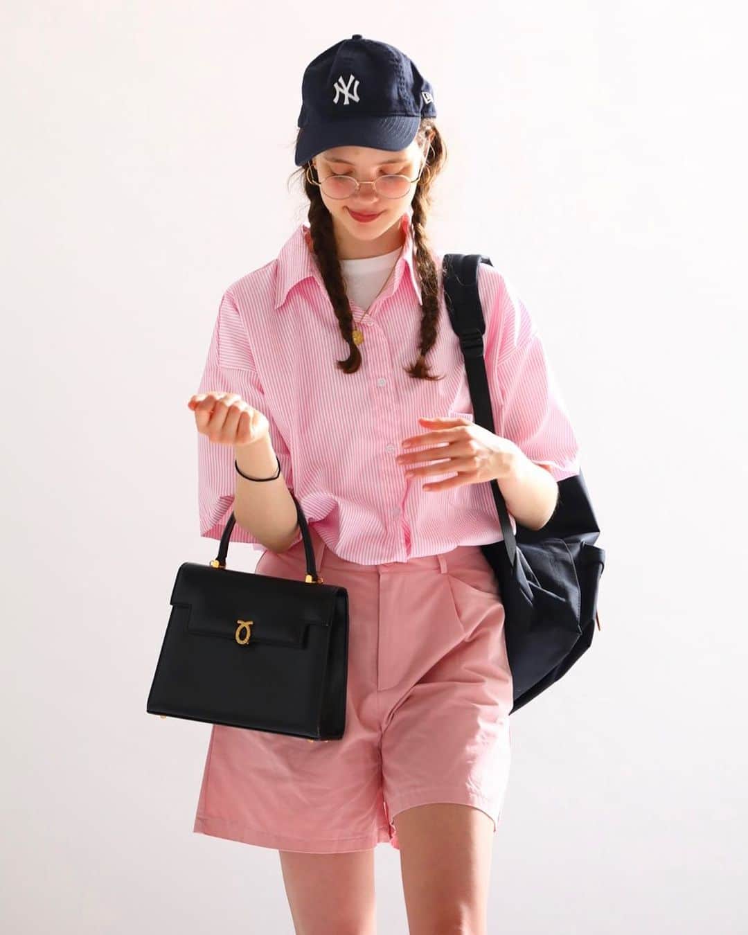CLUÉLmagazineさんのインスタグラム写真 - (CLUÉLmagazineInstagram)「. sara&cake FIND THE YOUR STYLE トラッドガールのための《サラ&ケイク》の夏トップス📝  今夏の《サラ&ケイク》のコレクションは、遊び心のあるポップなカラーアイテムが豊富！ 夏は薄着になる分、コーディネートもどんどんカジュアルになりがちだけど、そんな時は襟のあるトップスがとっても役立つんです💡ゆったりシルエットの半袖シャツやスキッパーデザインのポロシャツ、キュートなパフスリーブのシャツなど、軽やかな生地やカラーリングを選べば、夏の襟付きトップスも爽やかに着こなせる！  トラッド女子は、ぜひ《サラ&ケイク》のオンラインストアをチェックしてみて🫶🏻☑️  #saraandcake  from vol.91 ・・・・・・・・・・・・・・・・・・・・・・・・・・・  #cluel #クルーエル #cluelmagazine #クルーエル女子 #fashion #ootd #ファッション好き #ファッション雑誌 #おしゃれ #グッドガール #夏コーデ #サラアンドケイク #トラッド #トラッドコーデ #シャツコーデ #半袖シャツ #ポロシャツ #パフスリーブ #パステルカラー #ショートパンツ #ボーダー #ボーイッシュ女子 #シンプルが好き  こちらのアカウントもフォローしてね！ @cluel_homme @navys_magazine」6月30日 17時00分 - cluelmagazine