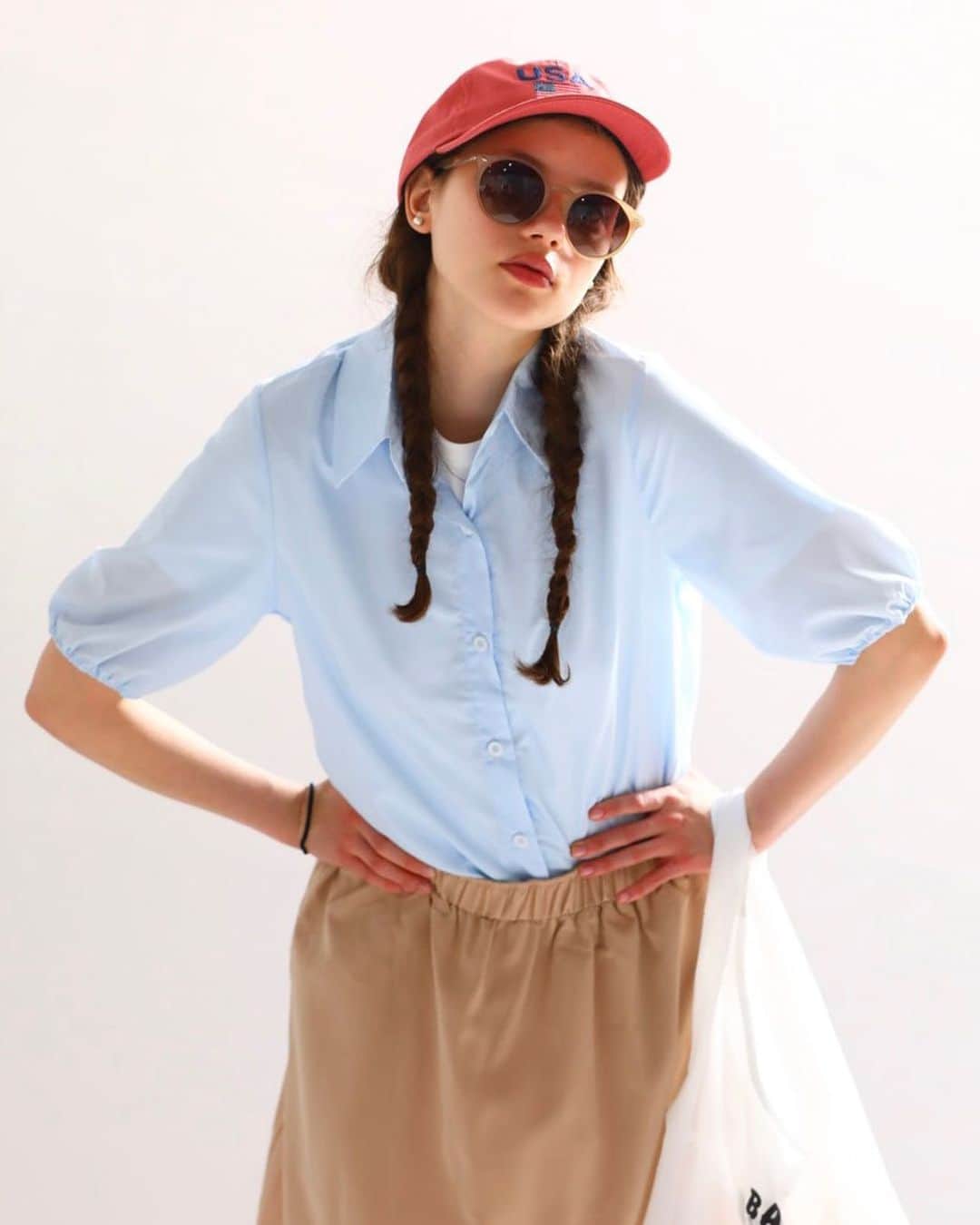CLUÉLmagazineさんのインスタグラム写真 - (CLUÉLmagazineInstagram)「. sara&cake FIND THE YOUR STYLE トラッドガールのための《サラ&ケイク》の夏トップス📝  今夏の《サラ&ケイク》のコレクションは、遊び心のあるポップなカラーアイテムが豊富！ 夏は薄着になる分、コーディネートもどんどんカジュアルになりがちだけど、そんな時は襟のあるトップスがとっても役立つんです💡ゆったりシルエットの半袖シャツやスキッパーデザインのポロシャツ、キュートなパフスリーブのシャツなど、軽やかな生地やカラーリングを選べば、夏の襟付きトップスも爽やかに着こなせる！  トラッド女子は、ぜひ《サラ&ケイク》のオンラインストアをチェックしてみて🫶🏻☑️  #saraandcake  from vol.91 ・・・・・・・・・・・・・・・・・・・・・・・・・・・  #cluel #クルーエル #cluelmagazine #クルーエル女子 #fashion #ootd #ファッション好き #ファッション雑誌 #おしゃれ #グッドガール #夏コーデ #サラアンドケイク #トラッド #トラッドコーデ #シャツコーデ #半袖シャツ #ポロシャツ #パフスリーブ #パステルカラー #ショートパンツ #ボーダー #ボーイッシュ女子 #シンプルが好き  こちらのアカウントもフォローしてね！ @cluel_homme @navys_magazine」6月30日 17時00分 - cluelmagazine